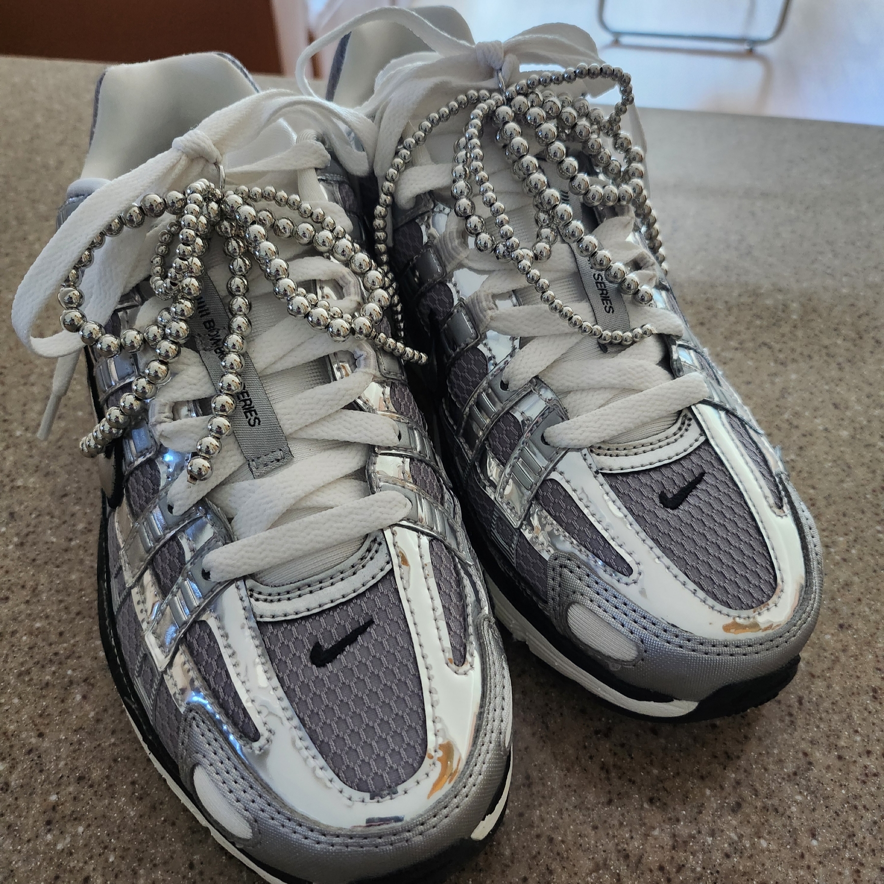 Nike P-6000 Metallic Silver 착용 스타일