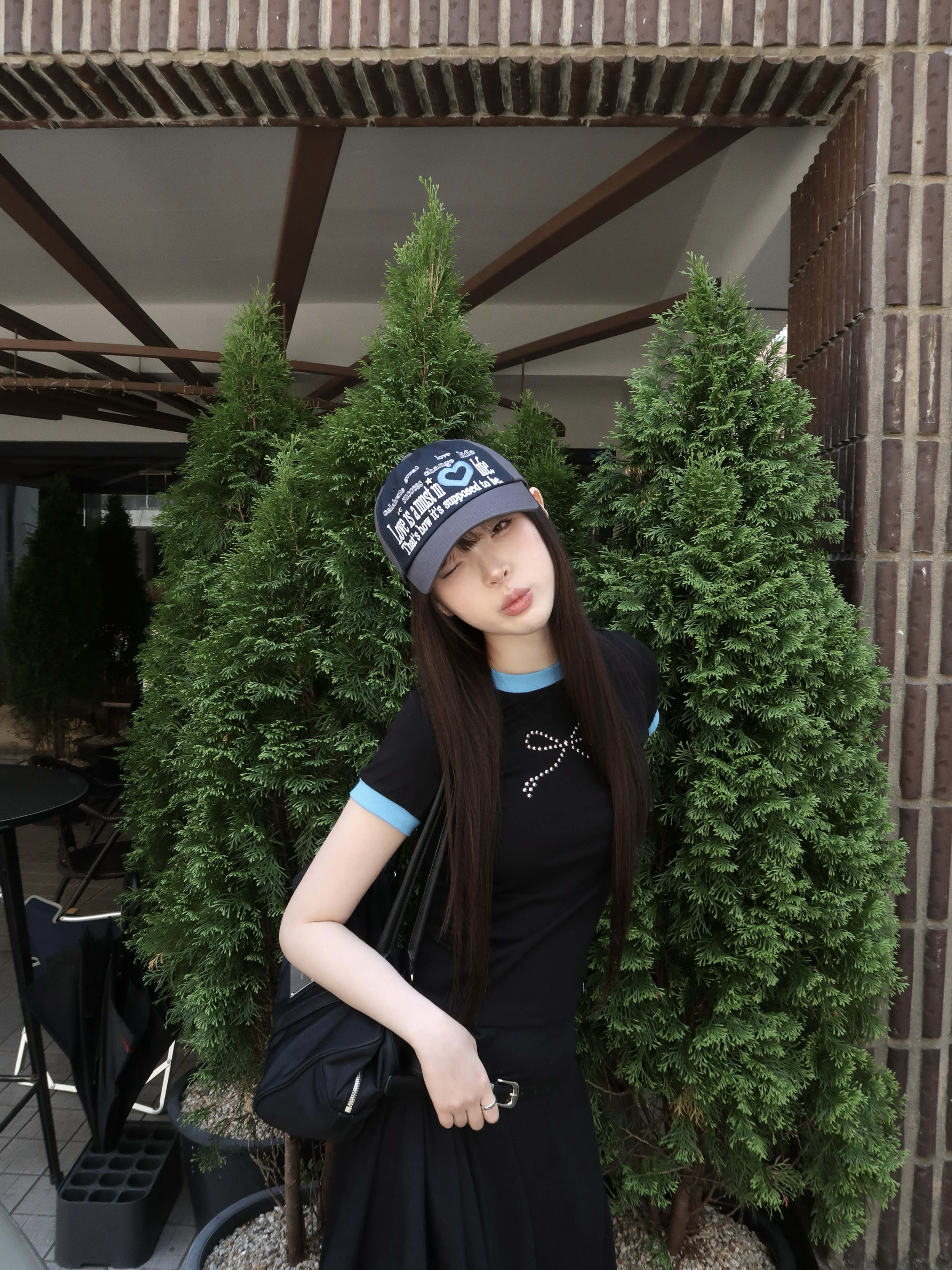 Matin Kim Sporty Tote Bag Black 착용 스타일 - 3