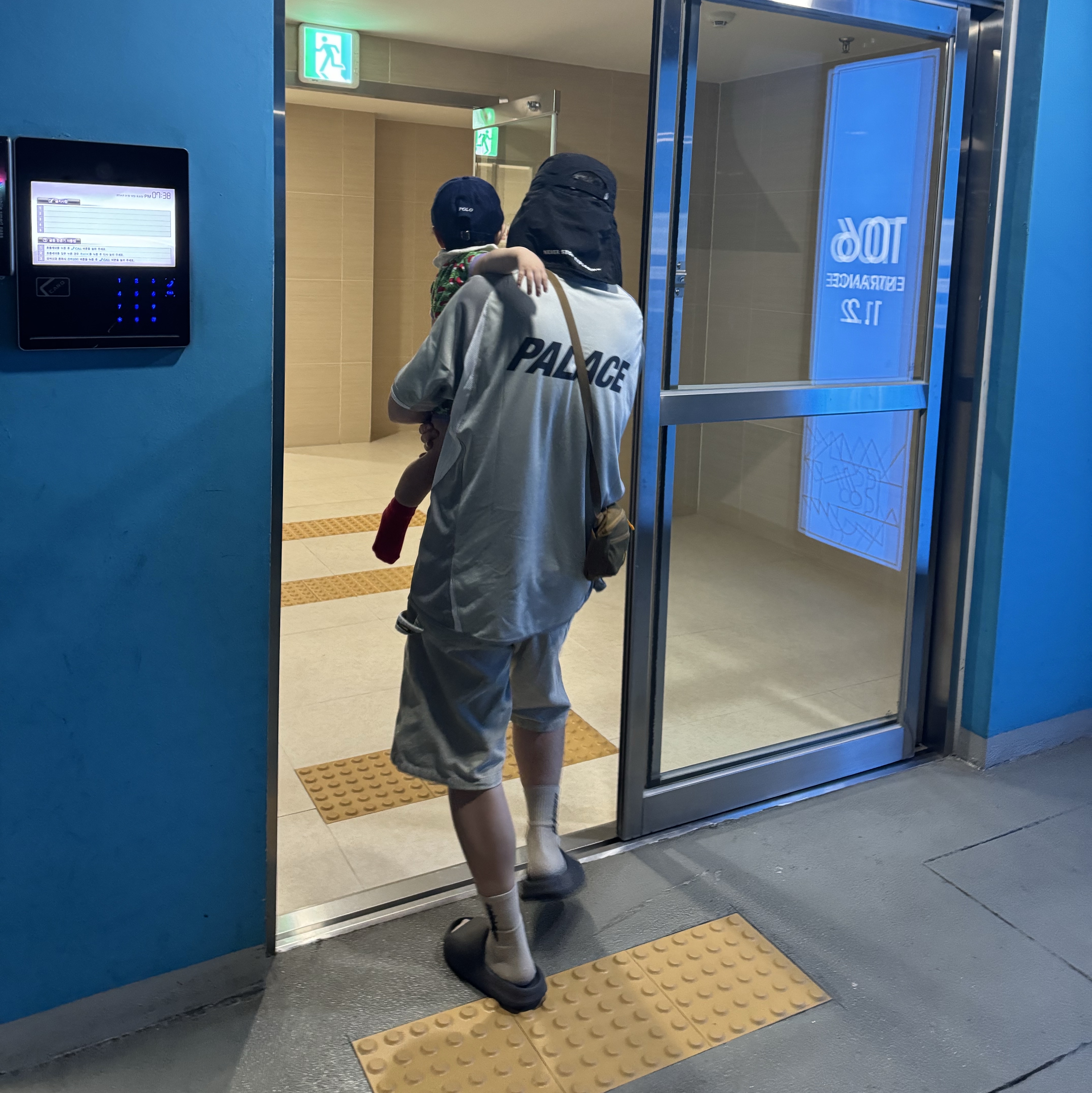 Palace Pro Jersey White - 23FW, Supreme Washed Corduroy Double Knee Painter Short Tan - 24SS 착용 스타일