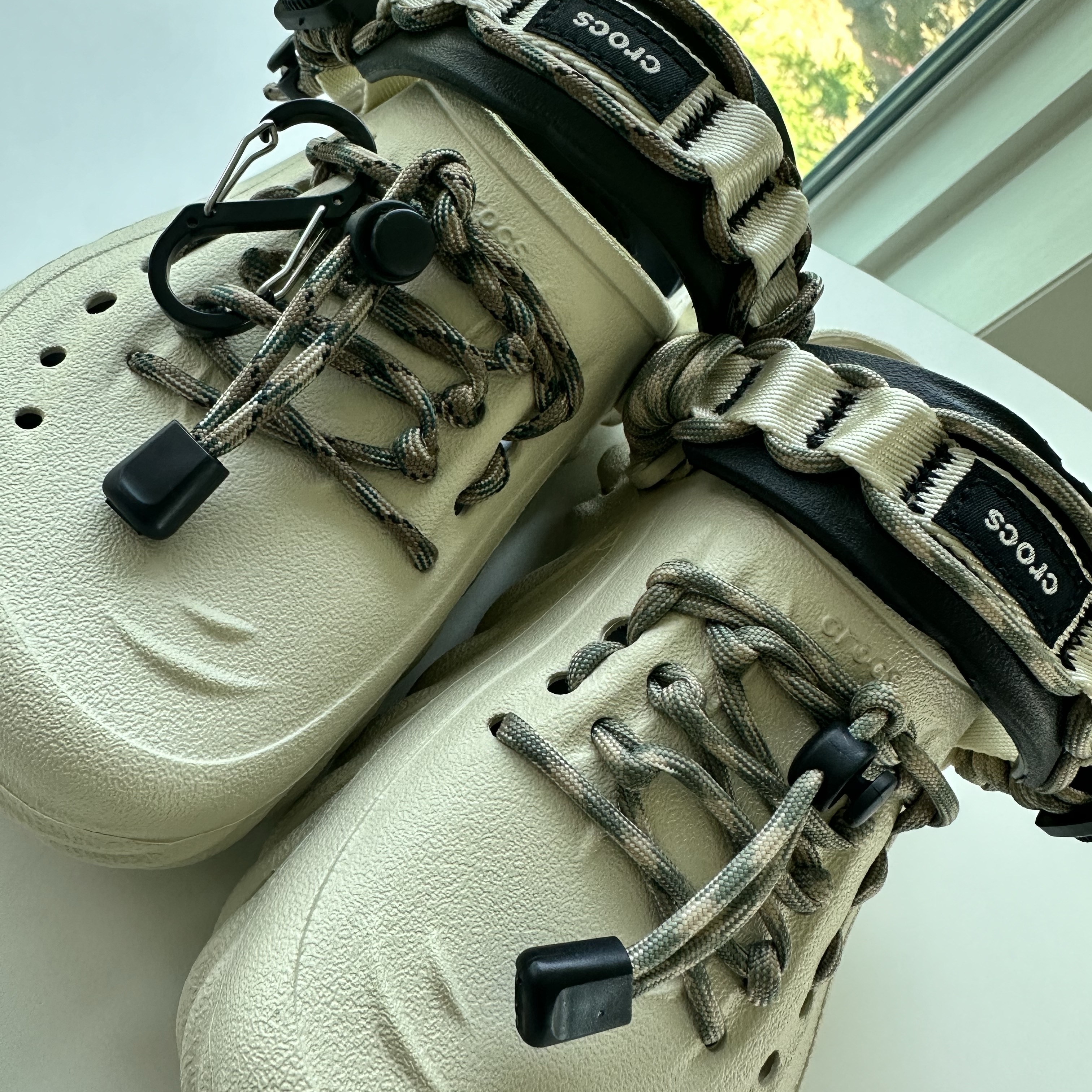 Crocs Echo Clog Bone Black 착용 스타일