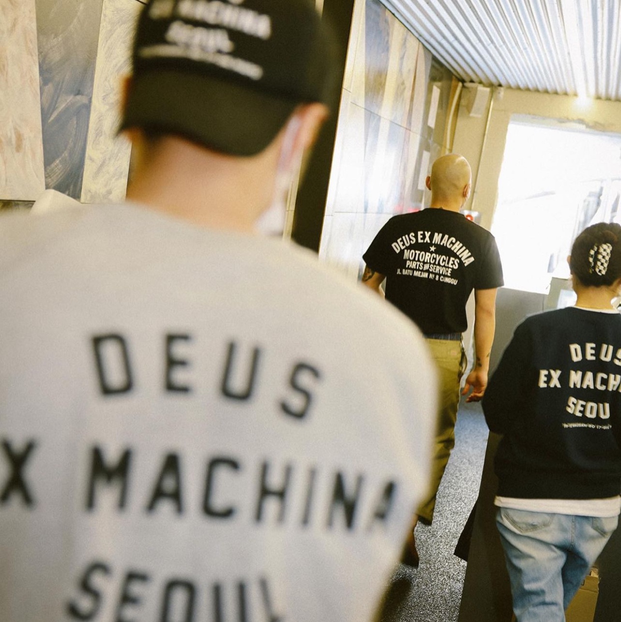 Deus Ex Machina Seoul College T-Shirt White, Deus Ex Machina Seoul College Long Sleeve T-Shirt Black 착용 스타일 - 5