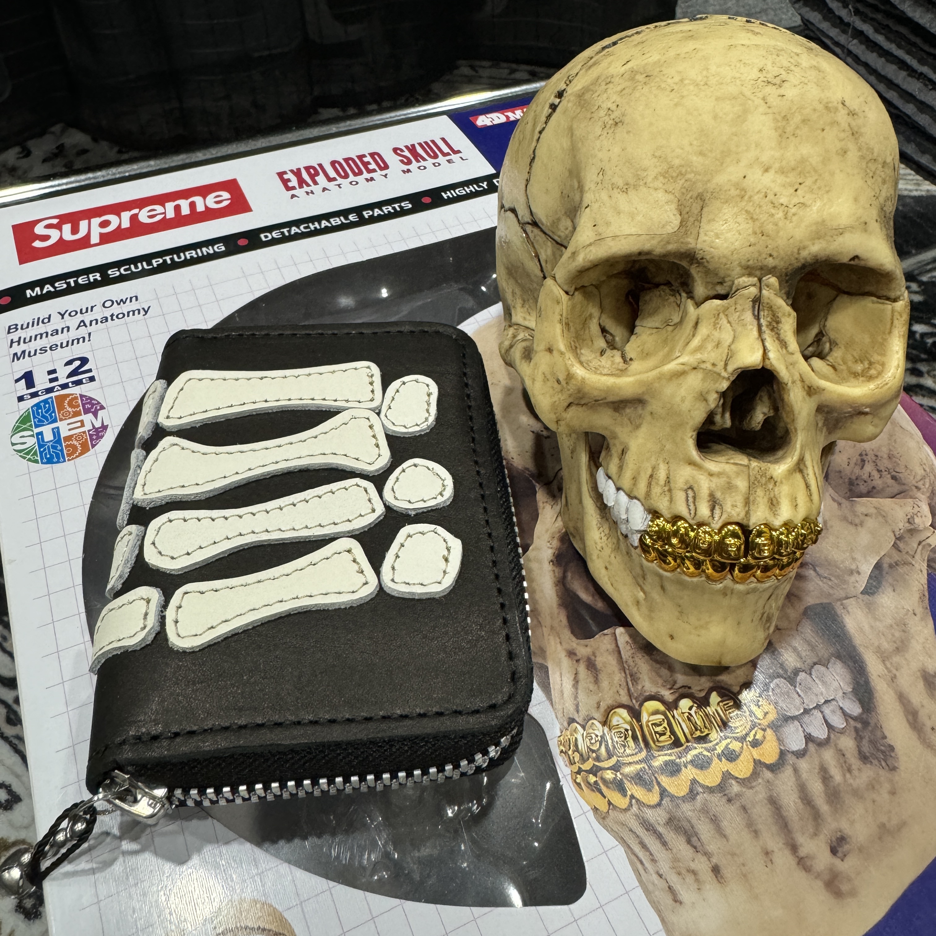 Kapital Thumbs Up Bone Hand Zip Mini Wallet Black 착용 스타일 - 1