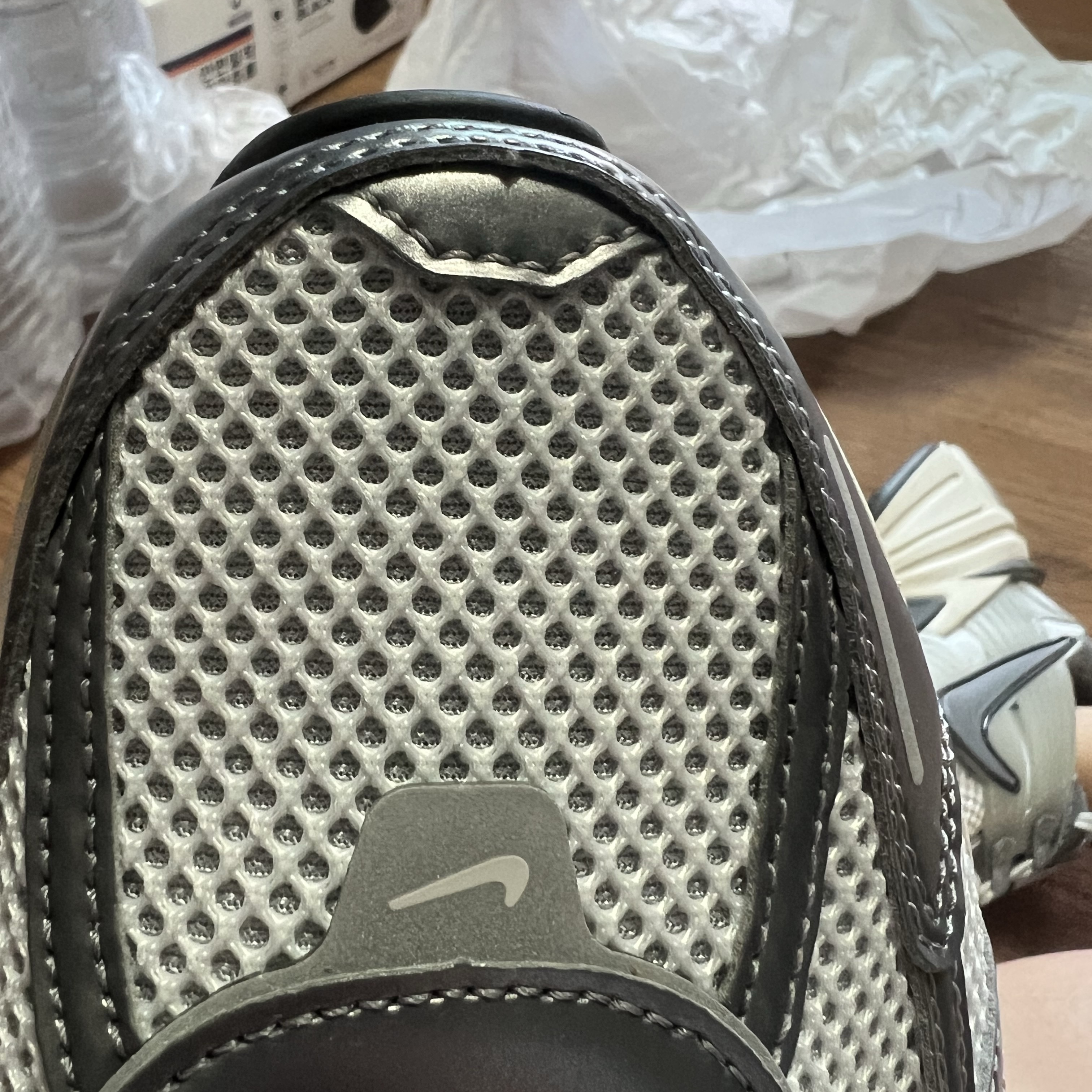 Nike V2K Run Pure Platinum Wolf Grey 착용 스타일 - 2