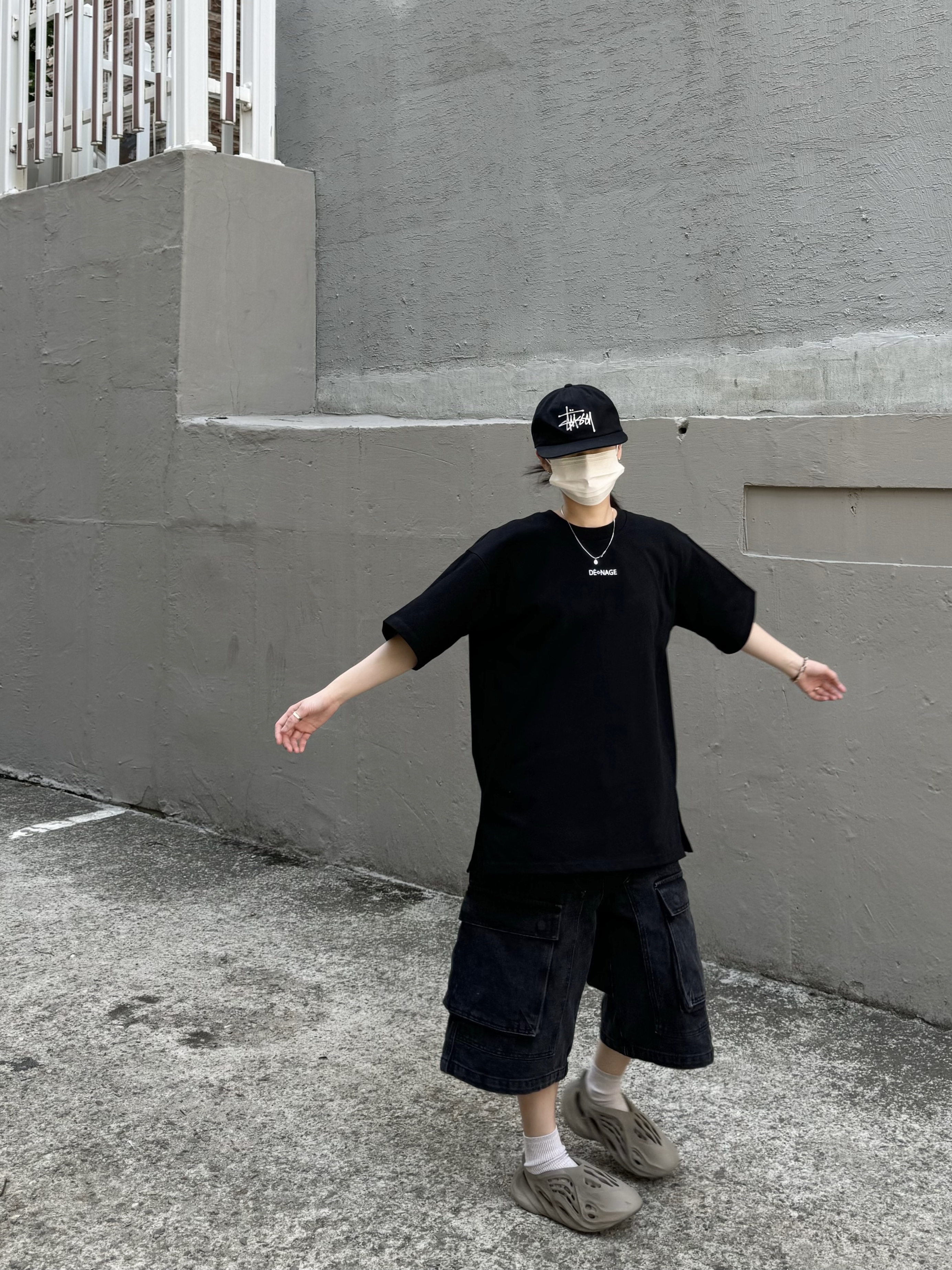 Adidas Yeezy Foam RNNR Stone Sage, Stussy Basic Strapback Cap Black 착용 스타일 - 1