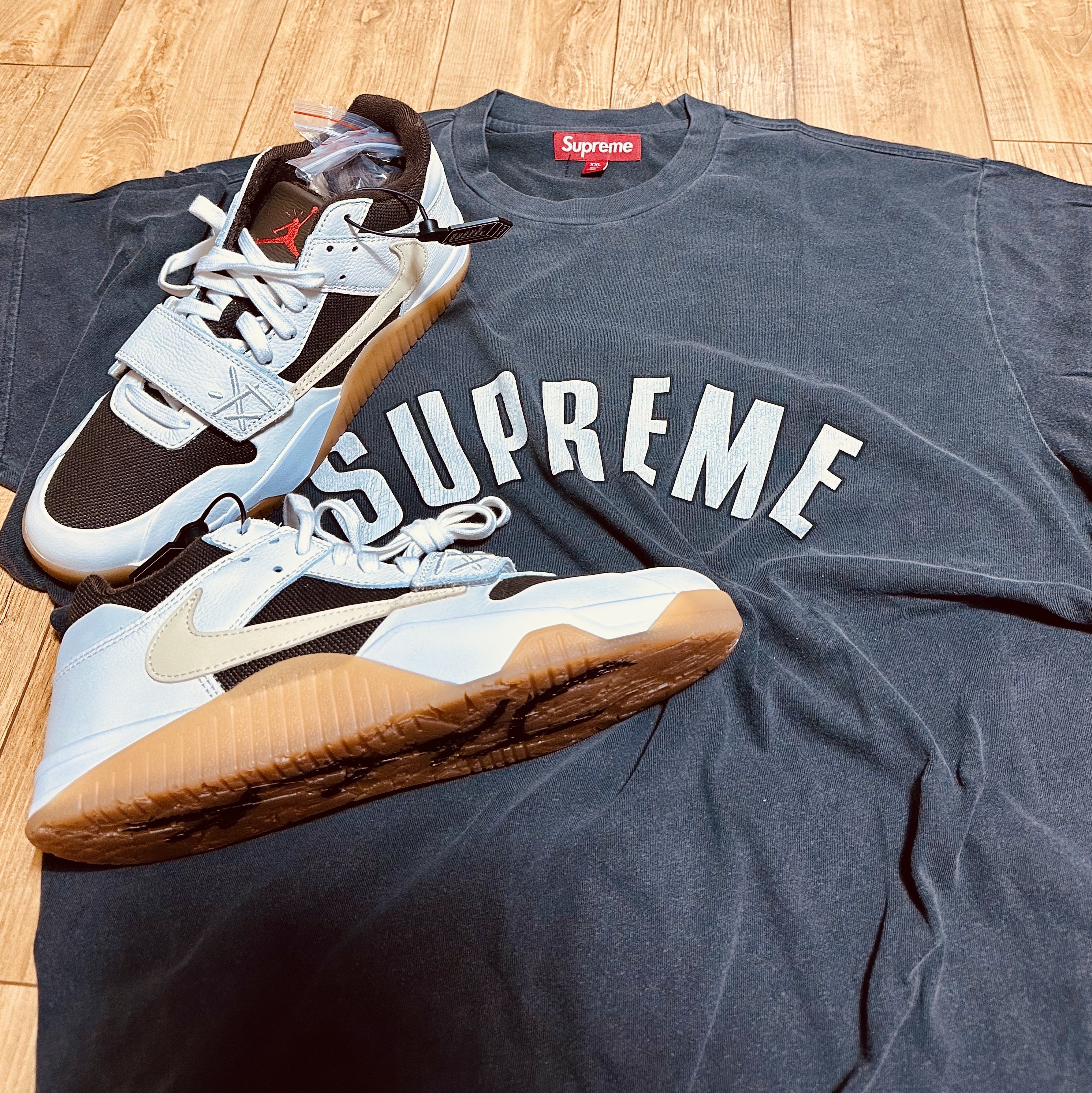 Jordan x Travis Scott Jumpman Jack TR Sail and Dark Mocha, Supreme Cracked Arc S/S Top Black - 24SS 착용 스타일
