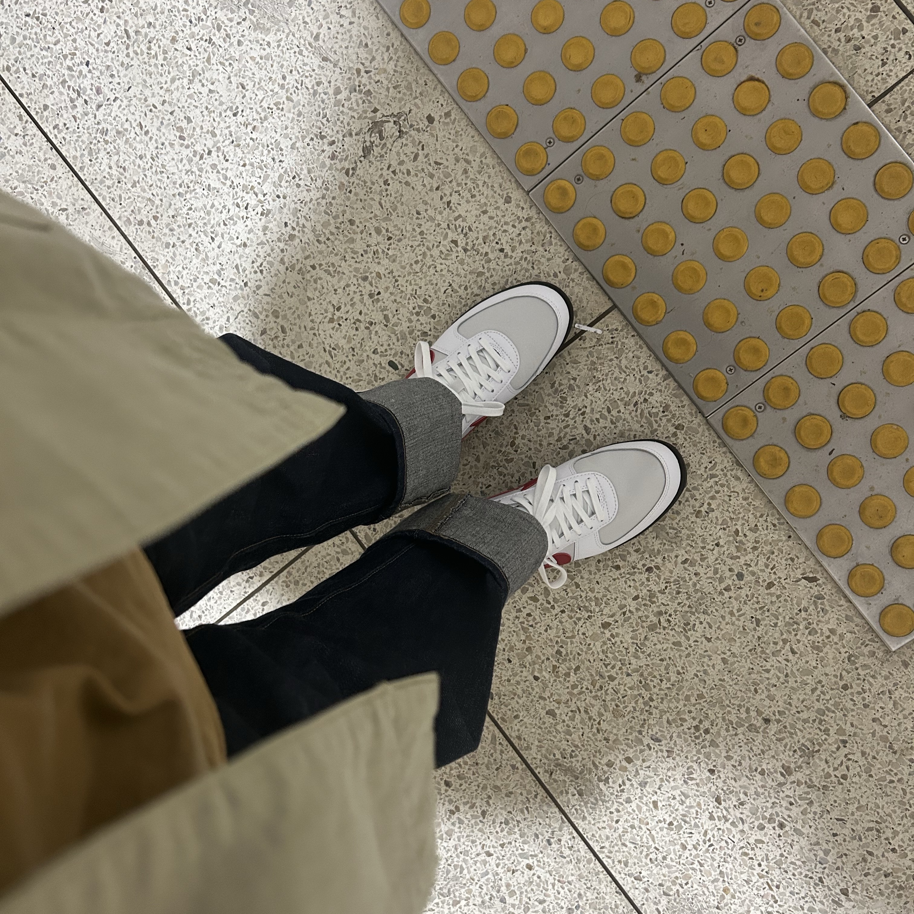 Nike Field General 82 SP White and Varsity Red 착용 스타일
