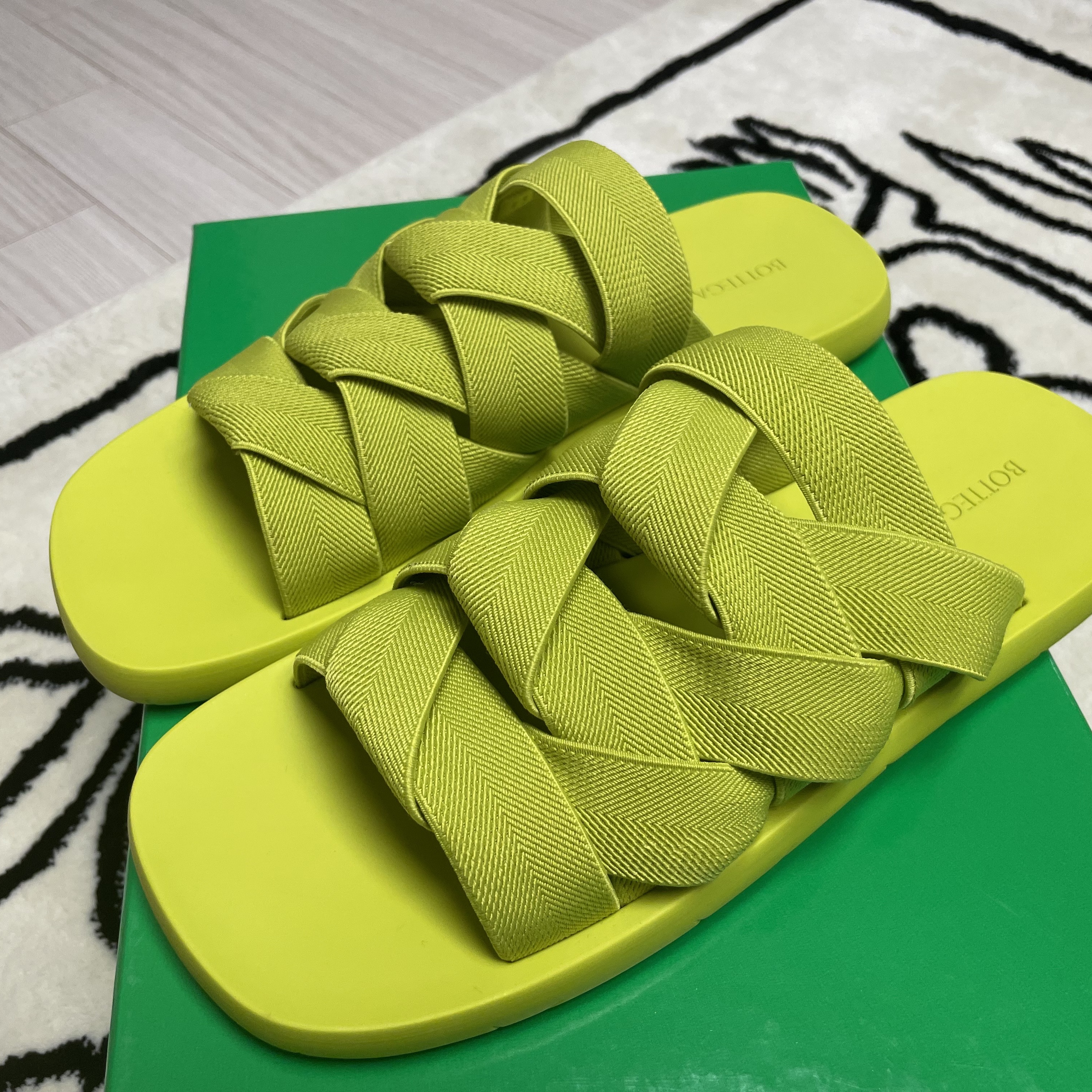 Bottega Veneta Plat Mule Kiwi 착용 스타일