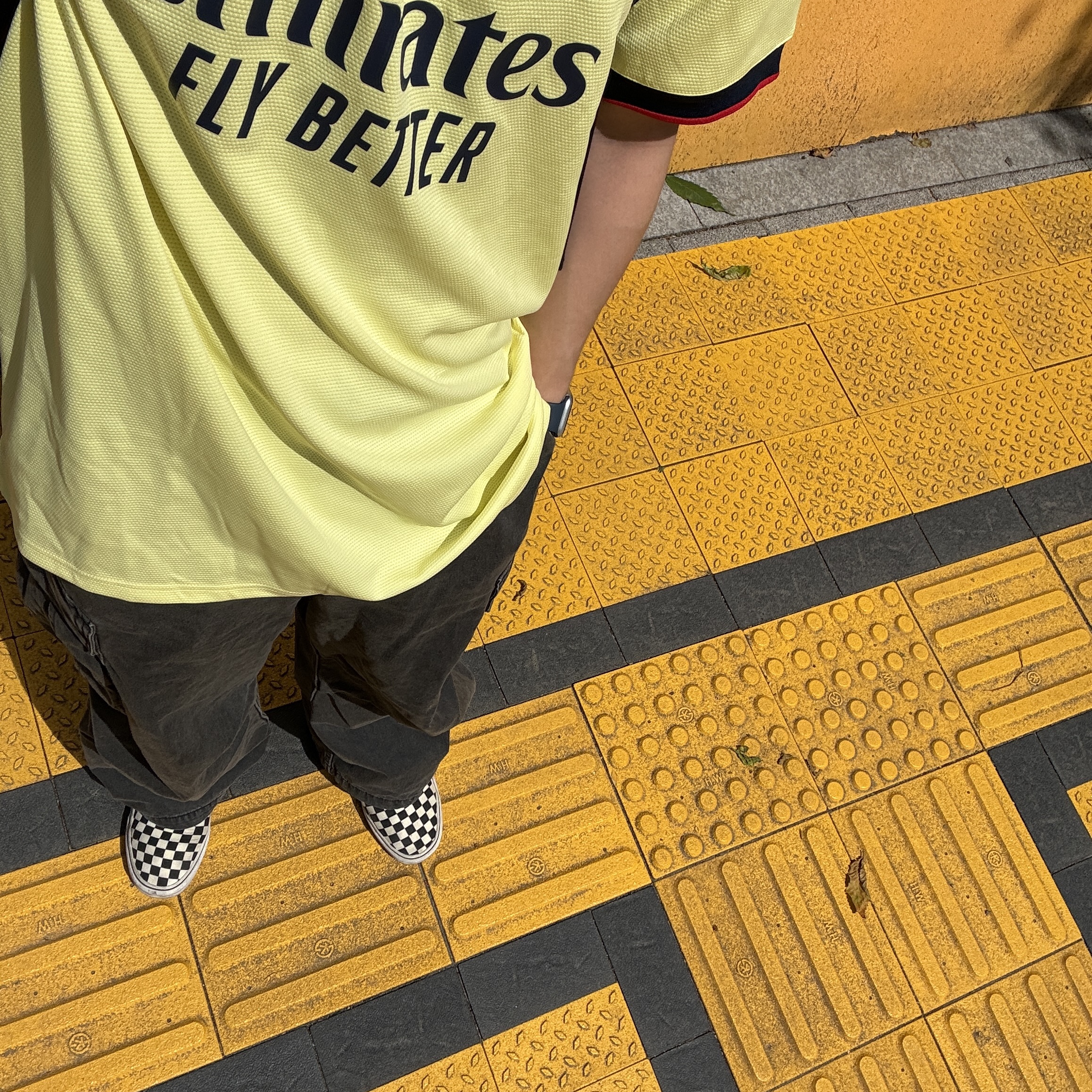 Vans Slip-On Checkerboard, Adidas Arsenal 2021/22 Home Jersey Scarlet White - US Sizing (Non Marking Ver.) 착용 스타일