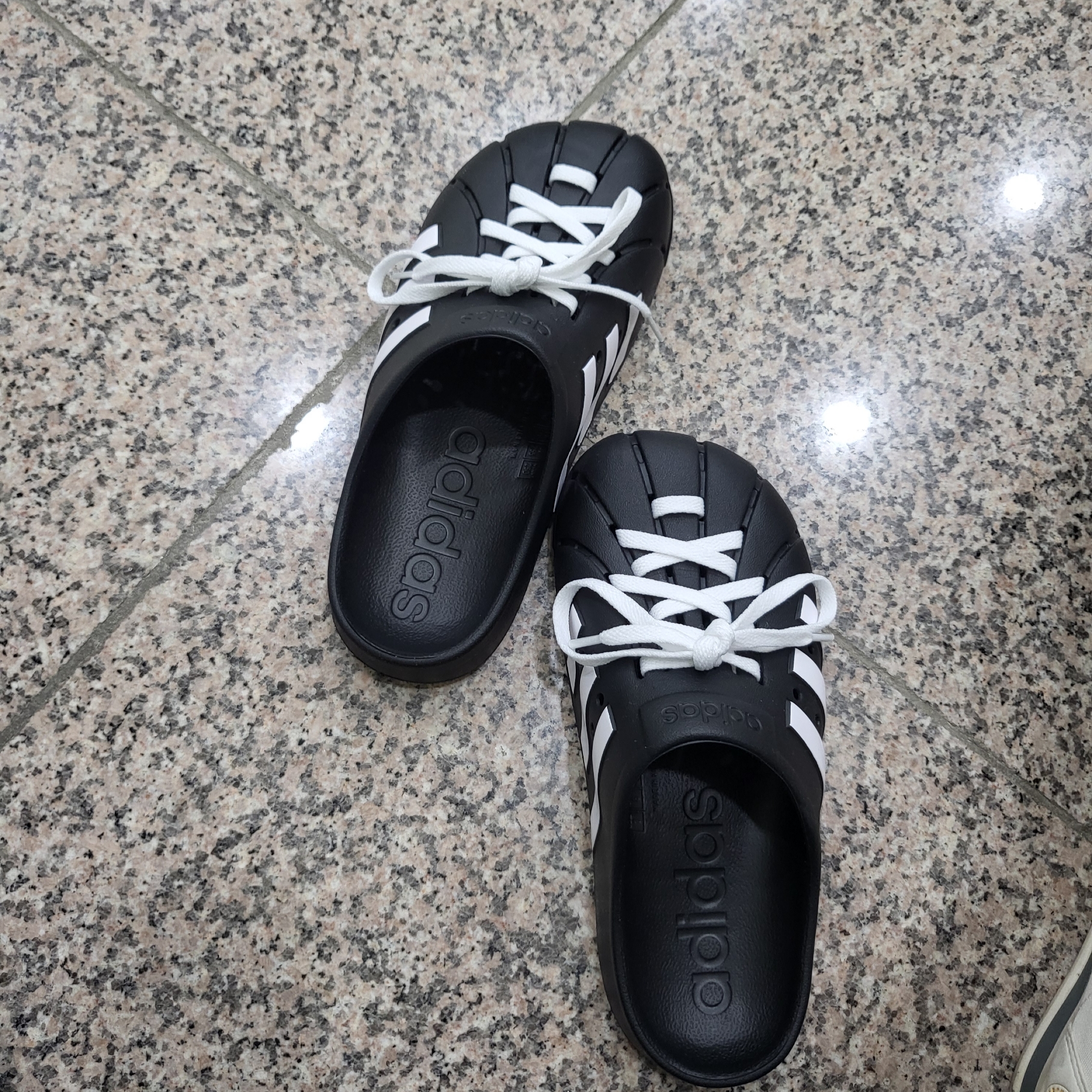 Adidas Adilette Clog Black White 착용 스타일