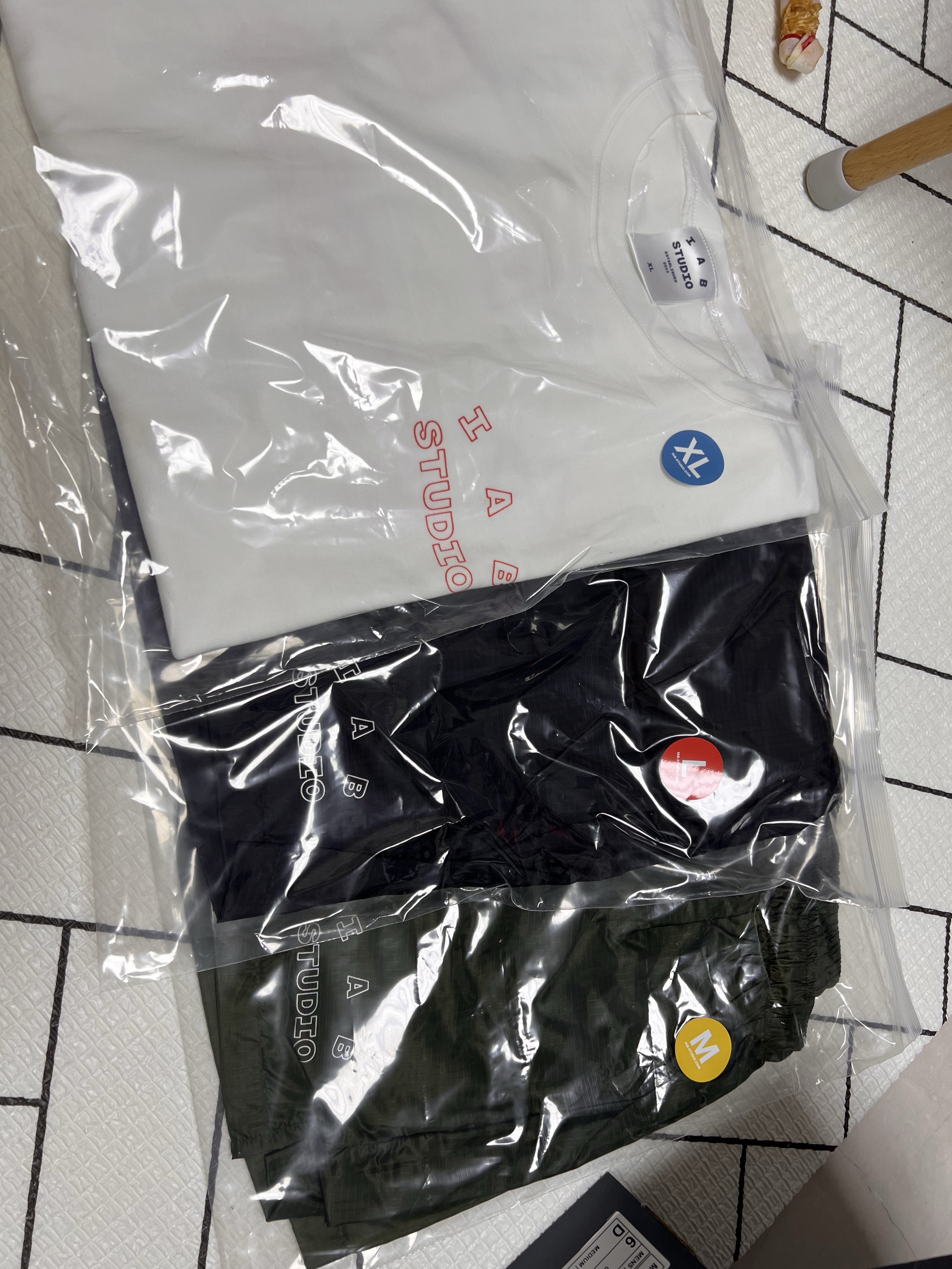 IAB Studio Line Logo T-Shirt White Orange, IAB Studio Ripstop Shorts Black 착용 스타일
