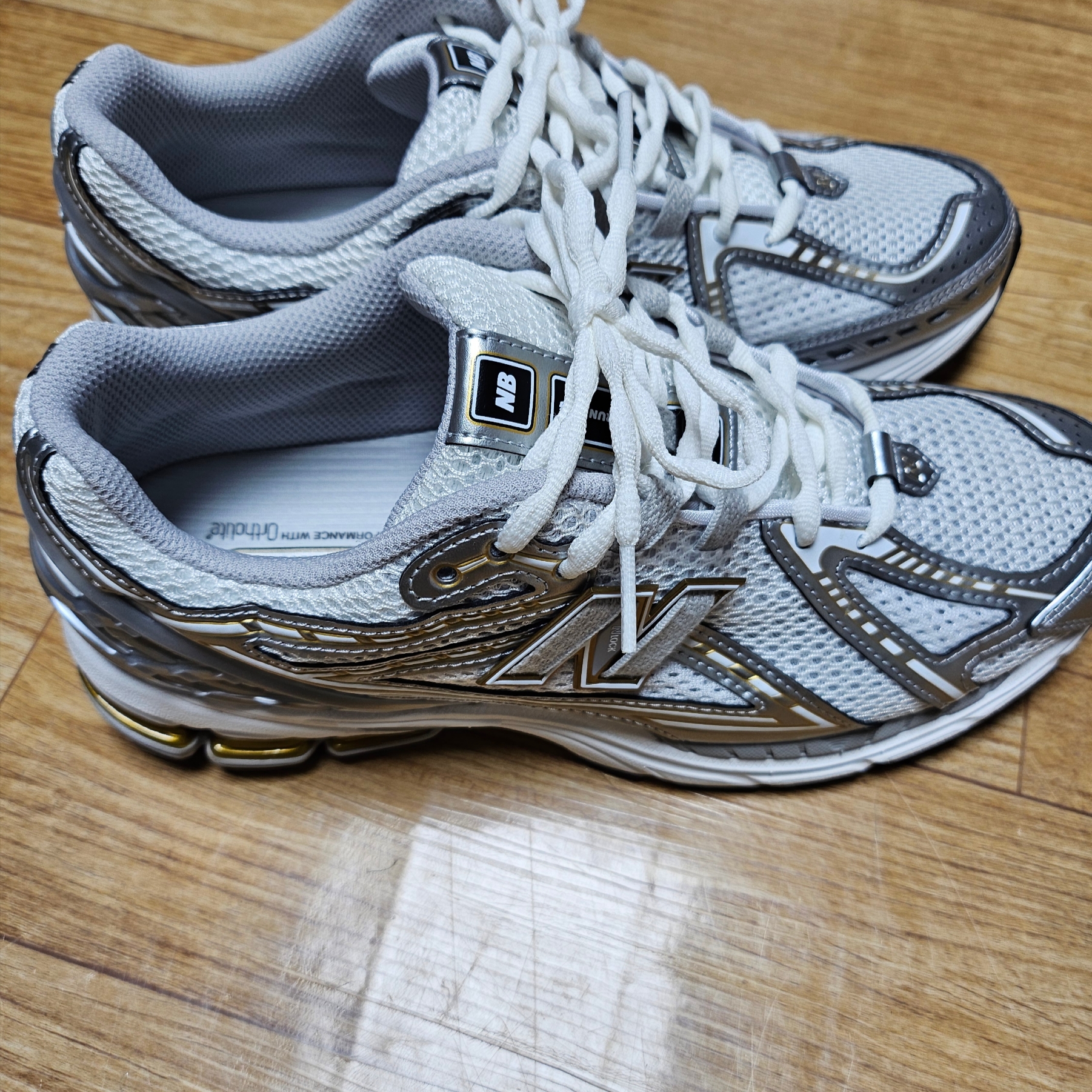 New Balance 1906R White Metallic Silver 착용 스타일