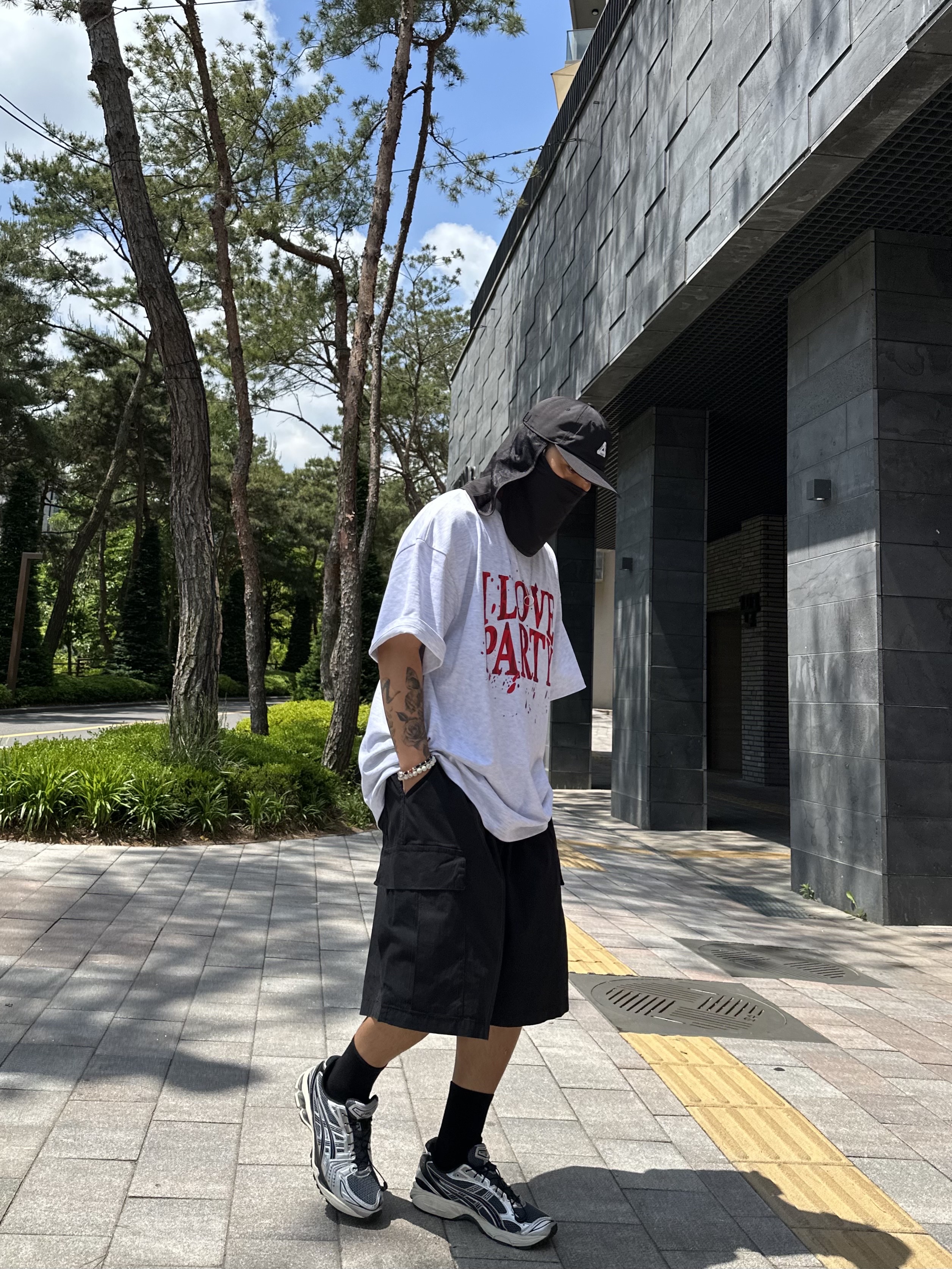Palace Tri-Ferg Desert 6-Panel Black - 24SS, Asics Unlimited Gel-Kayano 14 Carrier Grey Black 착용 스타일 - 1