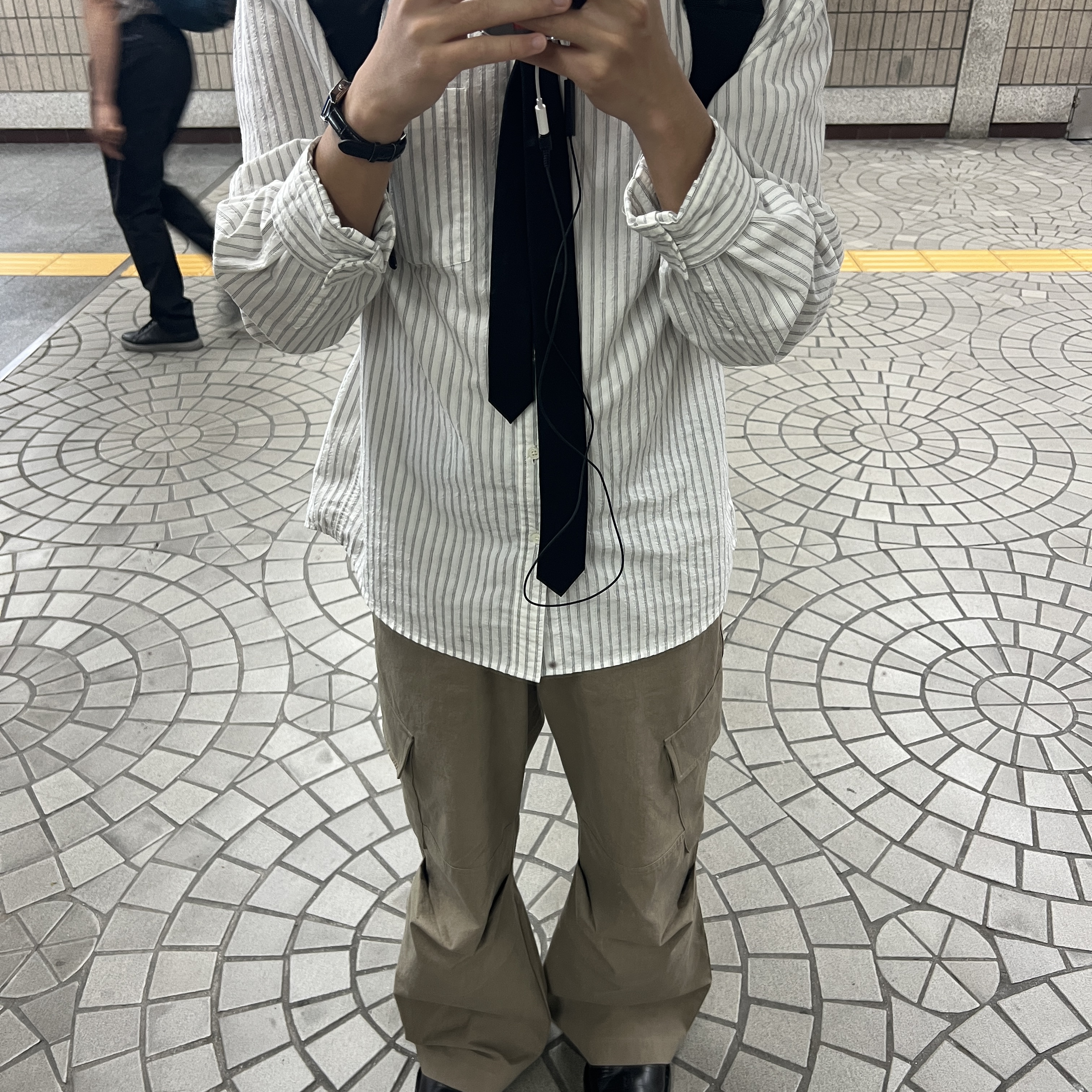 DIVEIN Vern Cargo Pants Olive Beige 착용 스타일