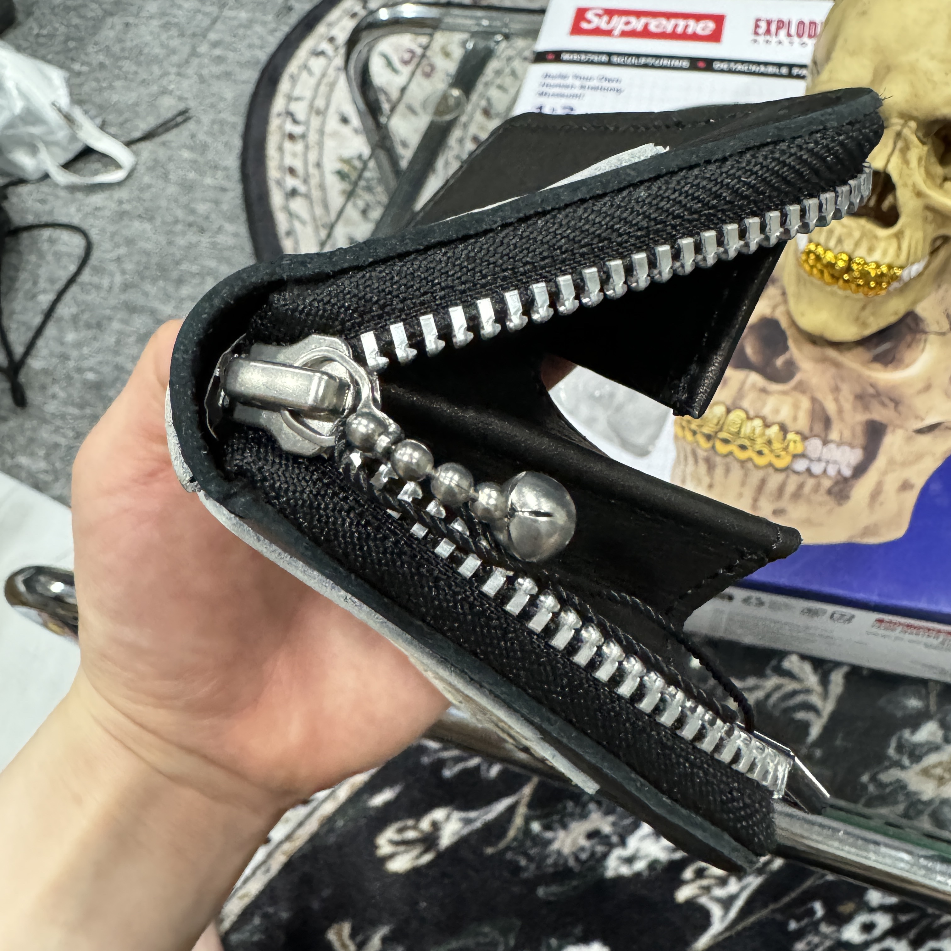 Kapital Thumbs Up Bone Hand Zip Mini Wallet Black 착용 스타일 - 5