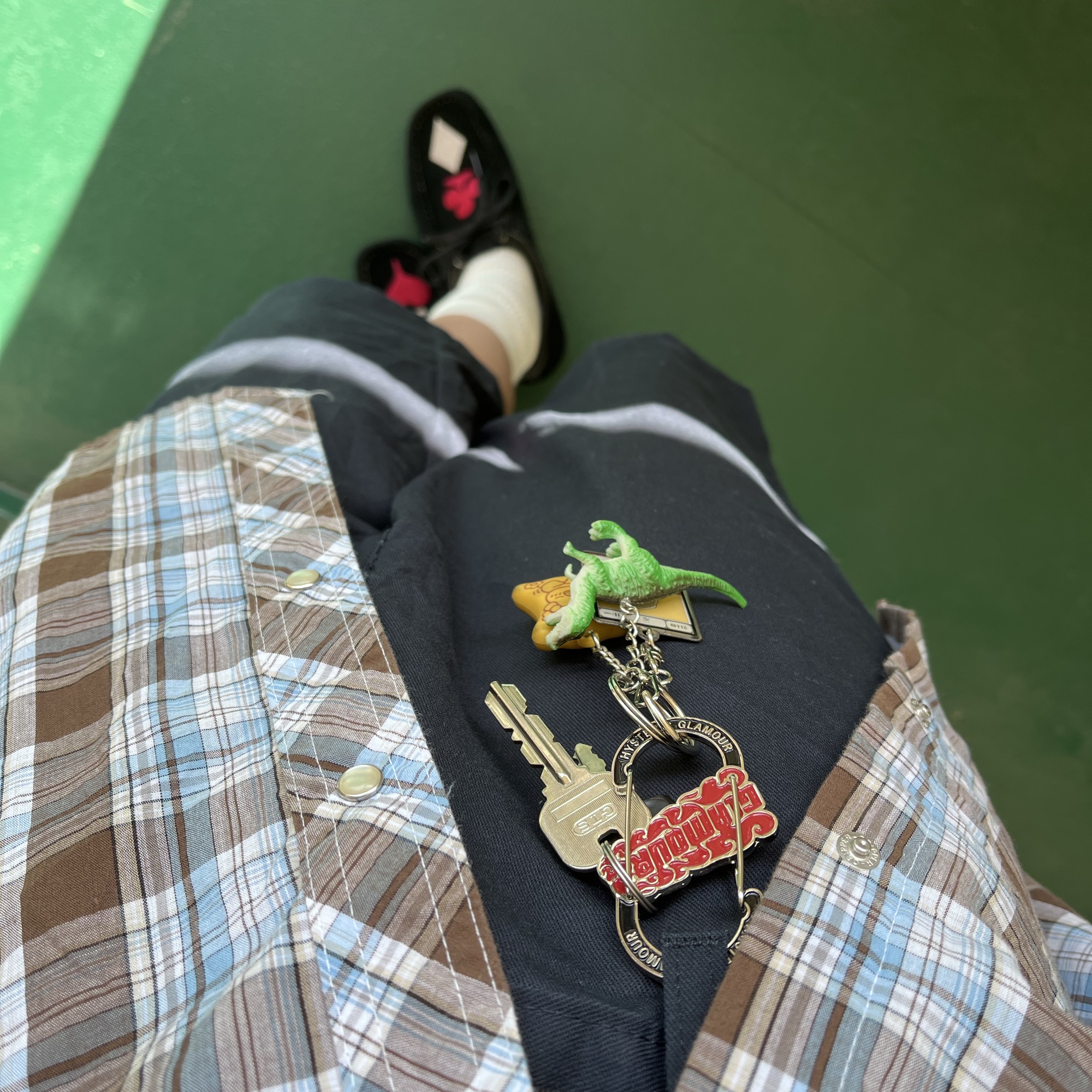Hysteric Glamour Flame Logo Carabiner Keychain Black 착용 스타일