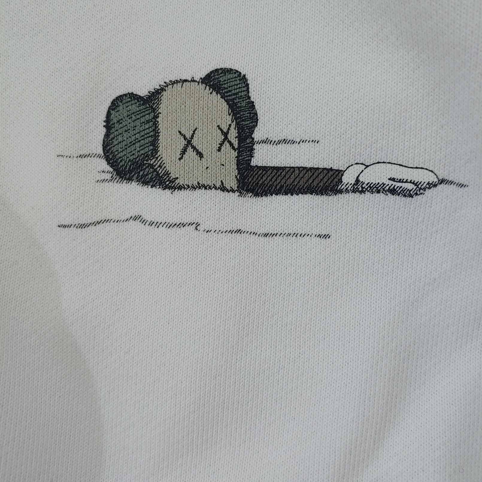 Uniqlo UT x Kaws Long Sleeve Sweatshirt Off White 착용 스타일