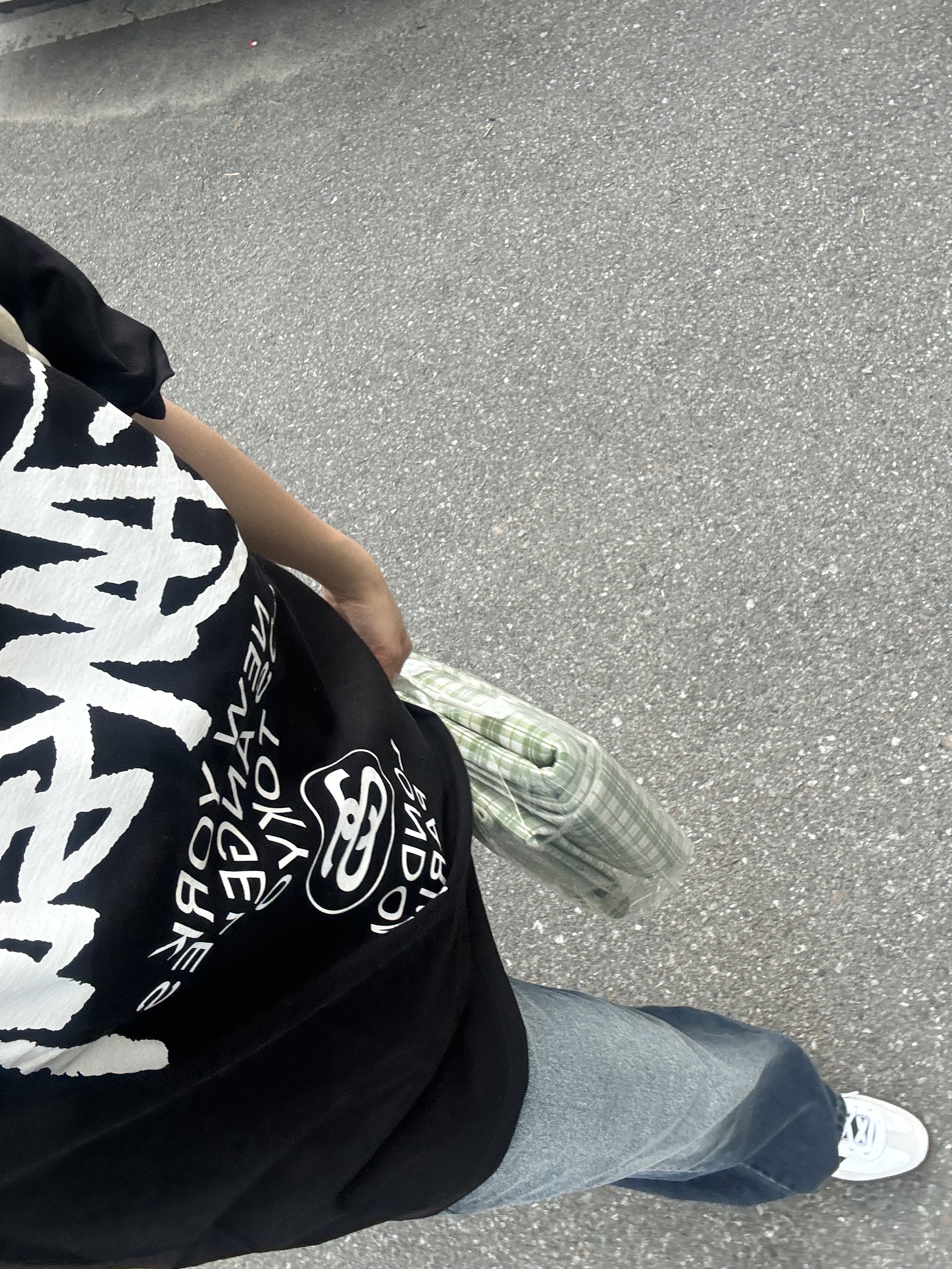 Stussy World Tour T-Shirt Black 착용 스타일 - 1