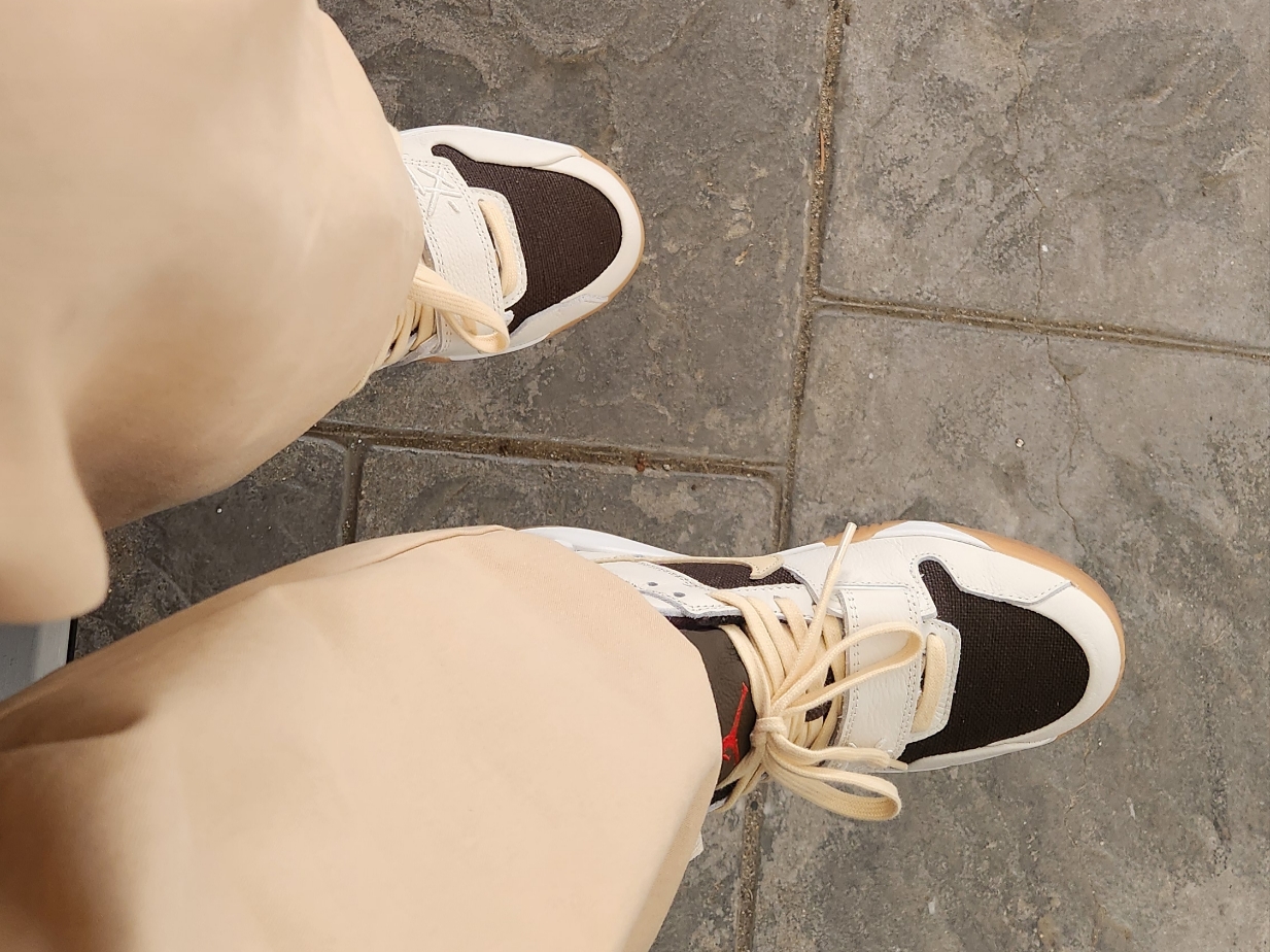 Jordan x Travis Scott Jumpman Jack TR Sail and Dark Mocha 착용 스타일 - 2