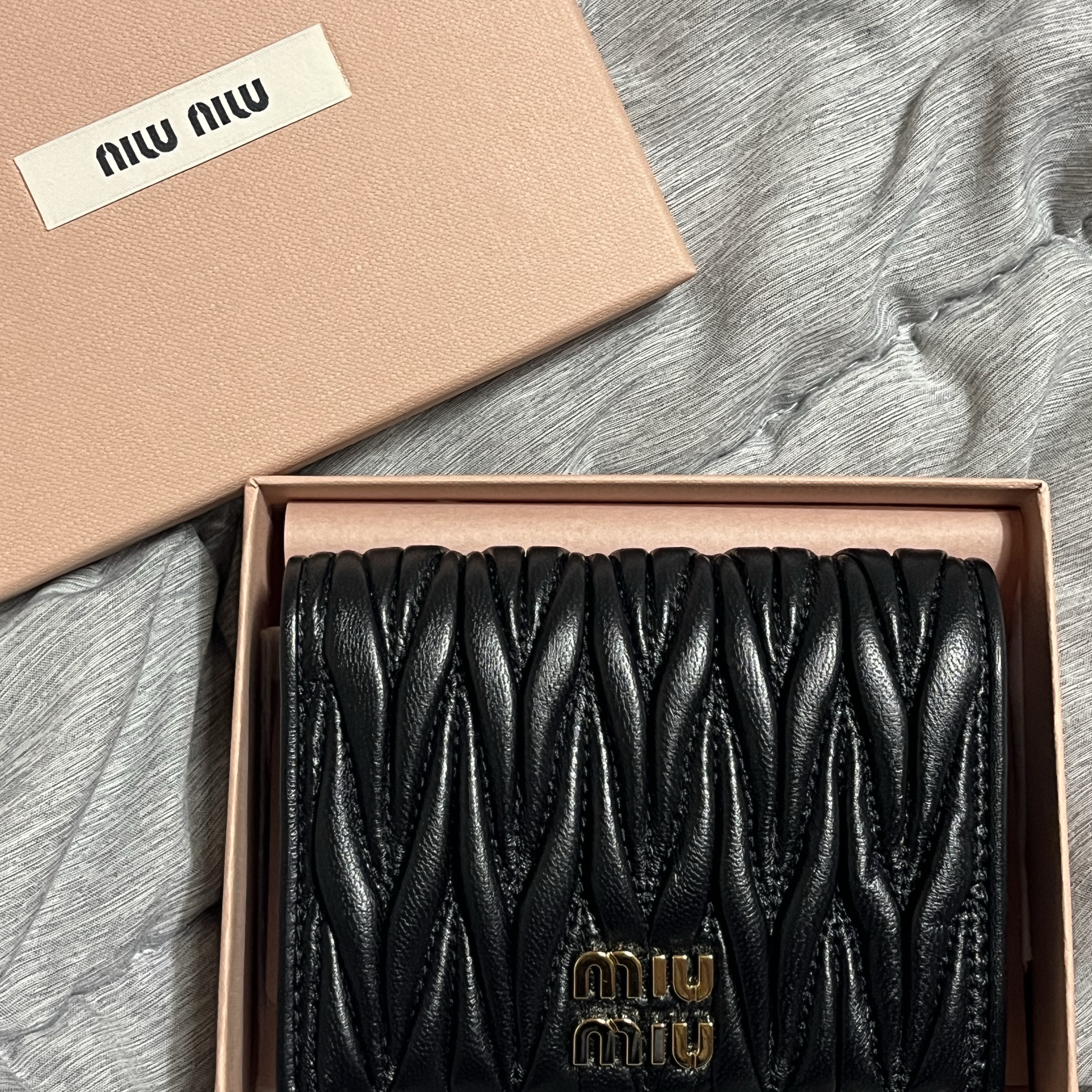 Miu Miu Matelasse Nappa Leather Wallet Black 착용 스타일