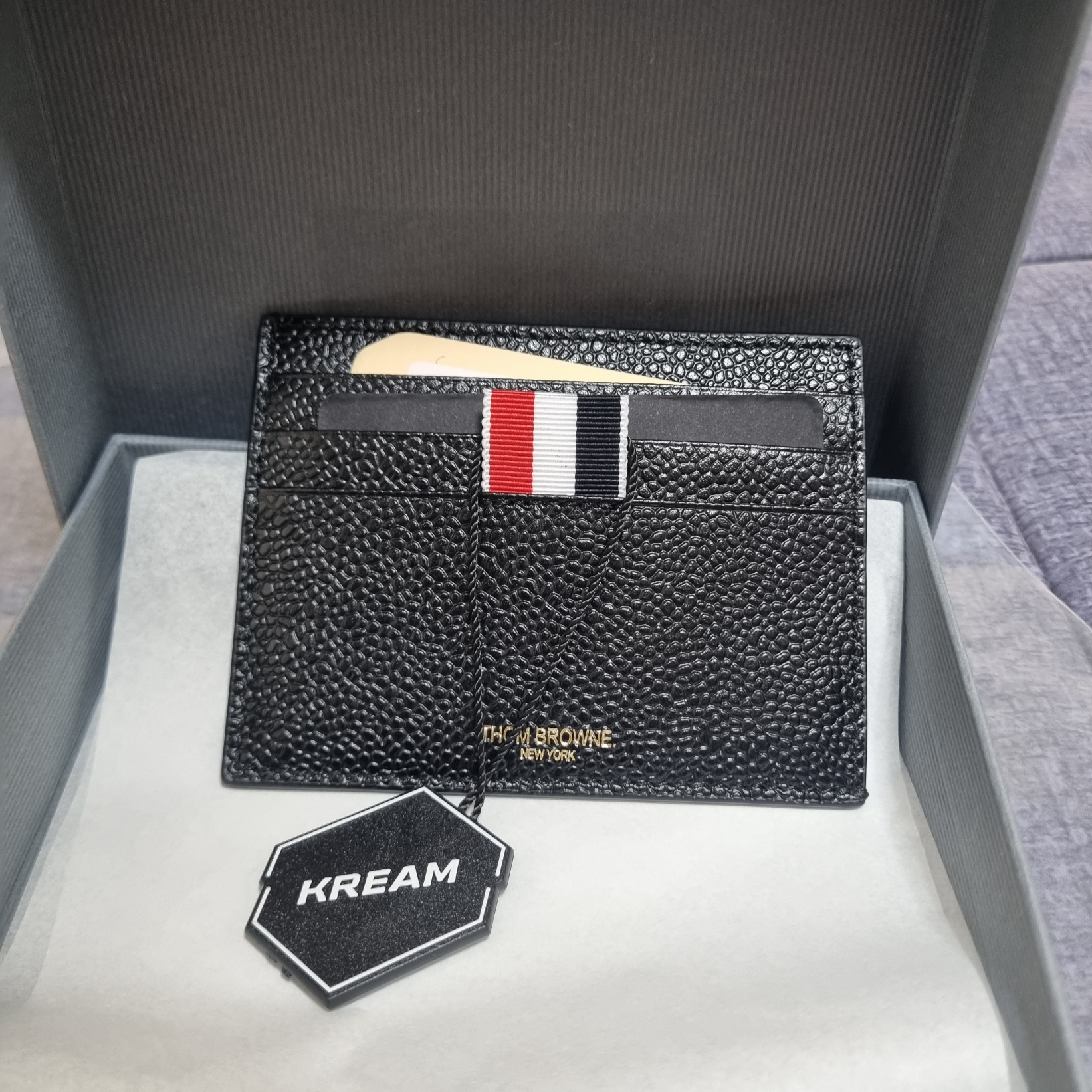 Thom Browne Pebble Grain Leather Stripe Note Compartment Card Holder Black 착용 스타일