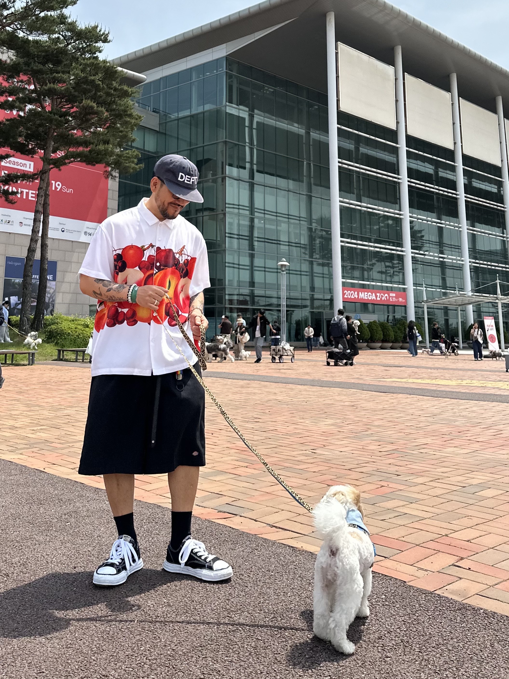 Maison Mihara Yasuhiro Peterson OG Sole Canvas Low Sneakers Black, Dickies Loose Fit 13 Inch Flat Front Work Shorts Black 착용 스타일 - 5