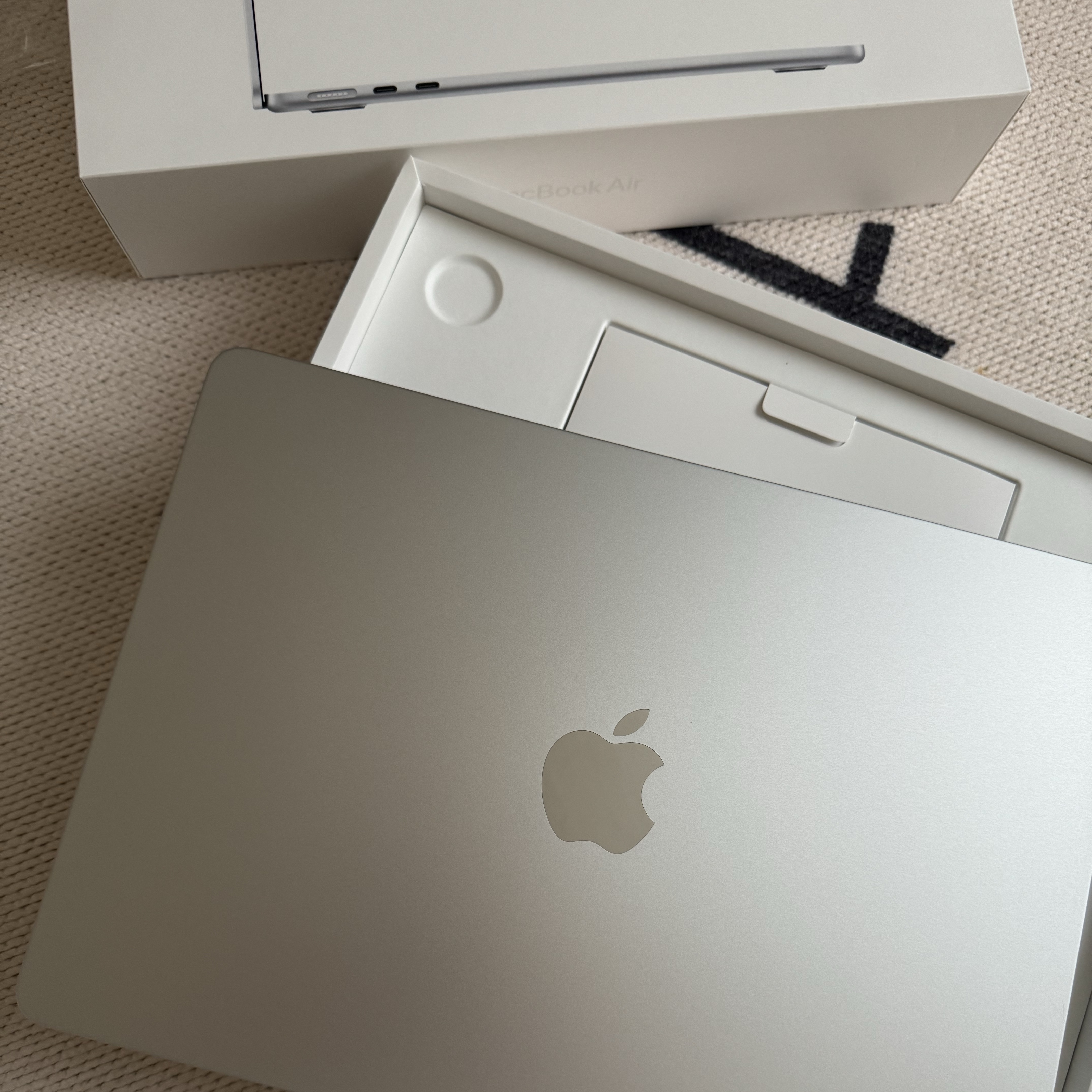 Apple 2022 MacBook Air 13 M2 256GB SSD / 8GB RAM Silver (Korean Ver.) 착용 스타일