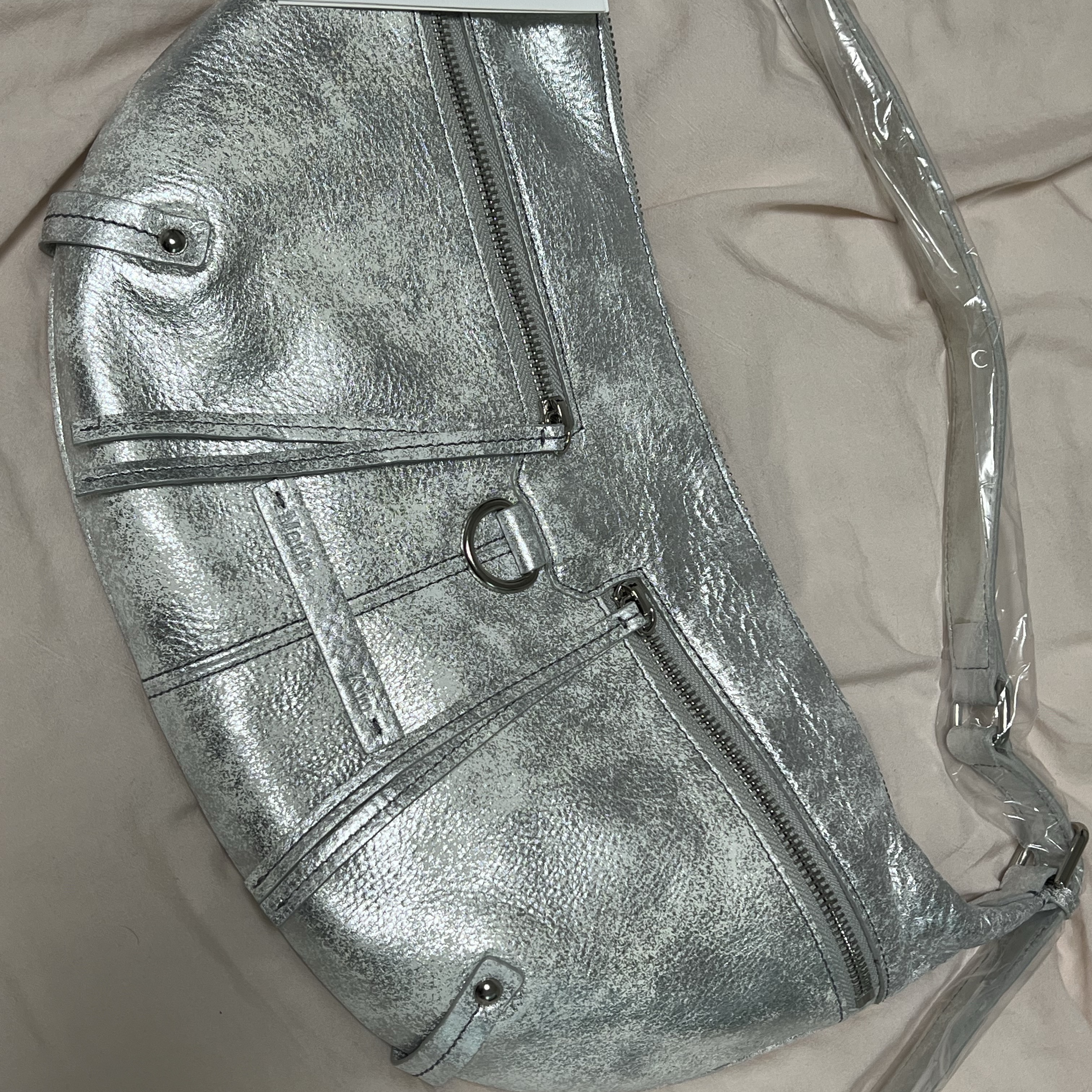 Matin Kim Accordion Mini Bag Silver 착용 스타일 - 1