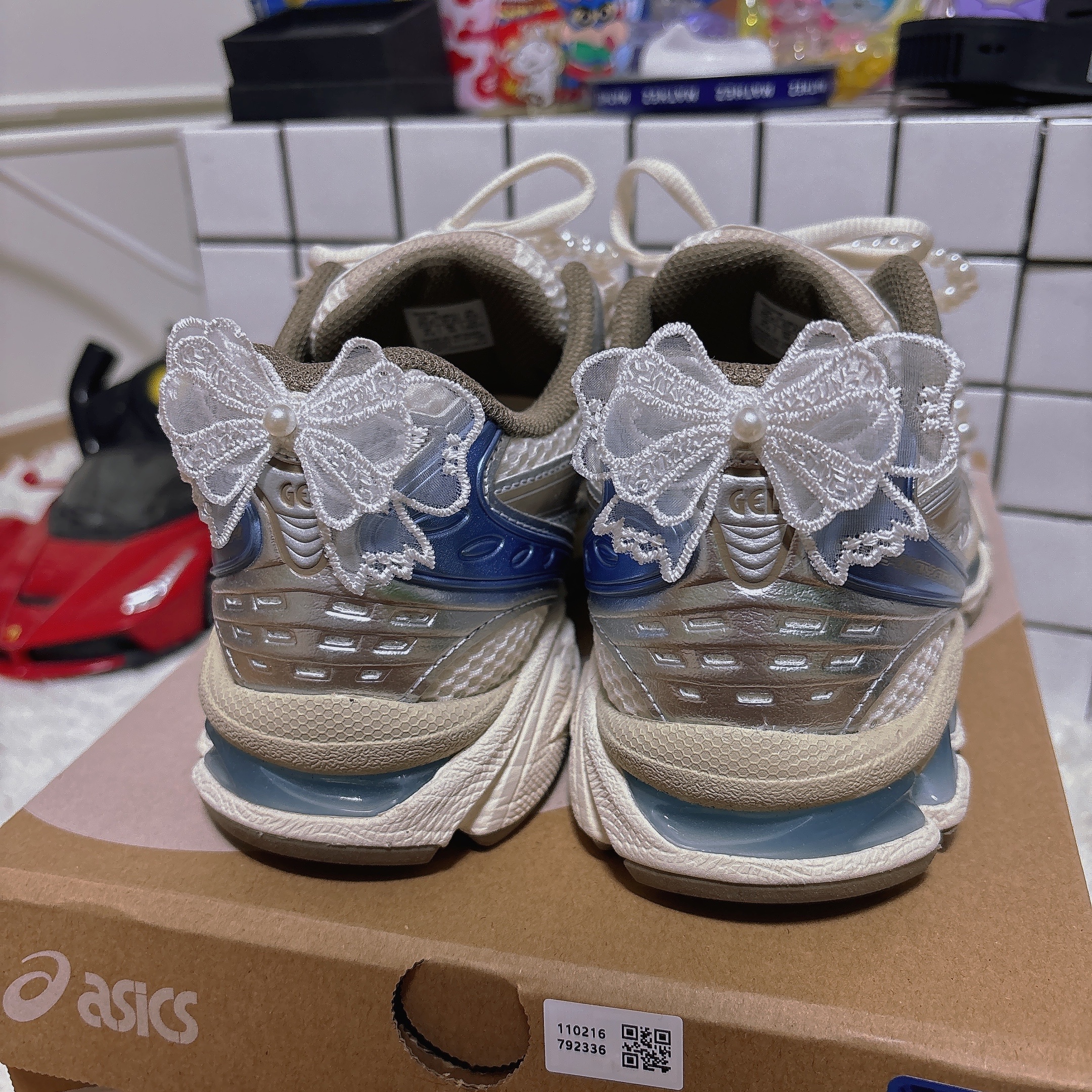 (W) Asics Gel-Kayano 14 Cream Pepper 착용 스타일 - 1