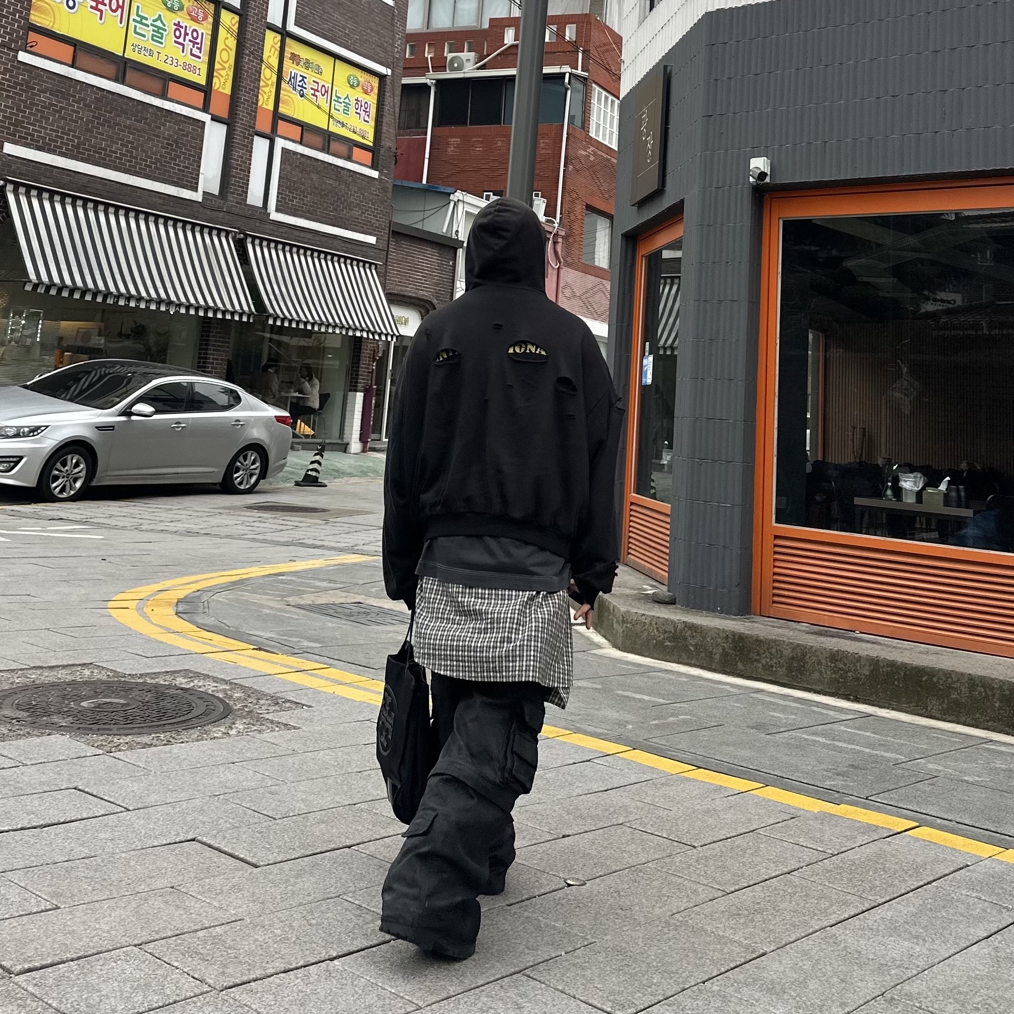 Project G/R Oversized Convertible Cargo Pants Coated Black, Project G/R Distressed Layer Zip Hoodie Faded Black 착용 스타일 - 1