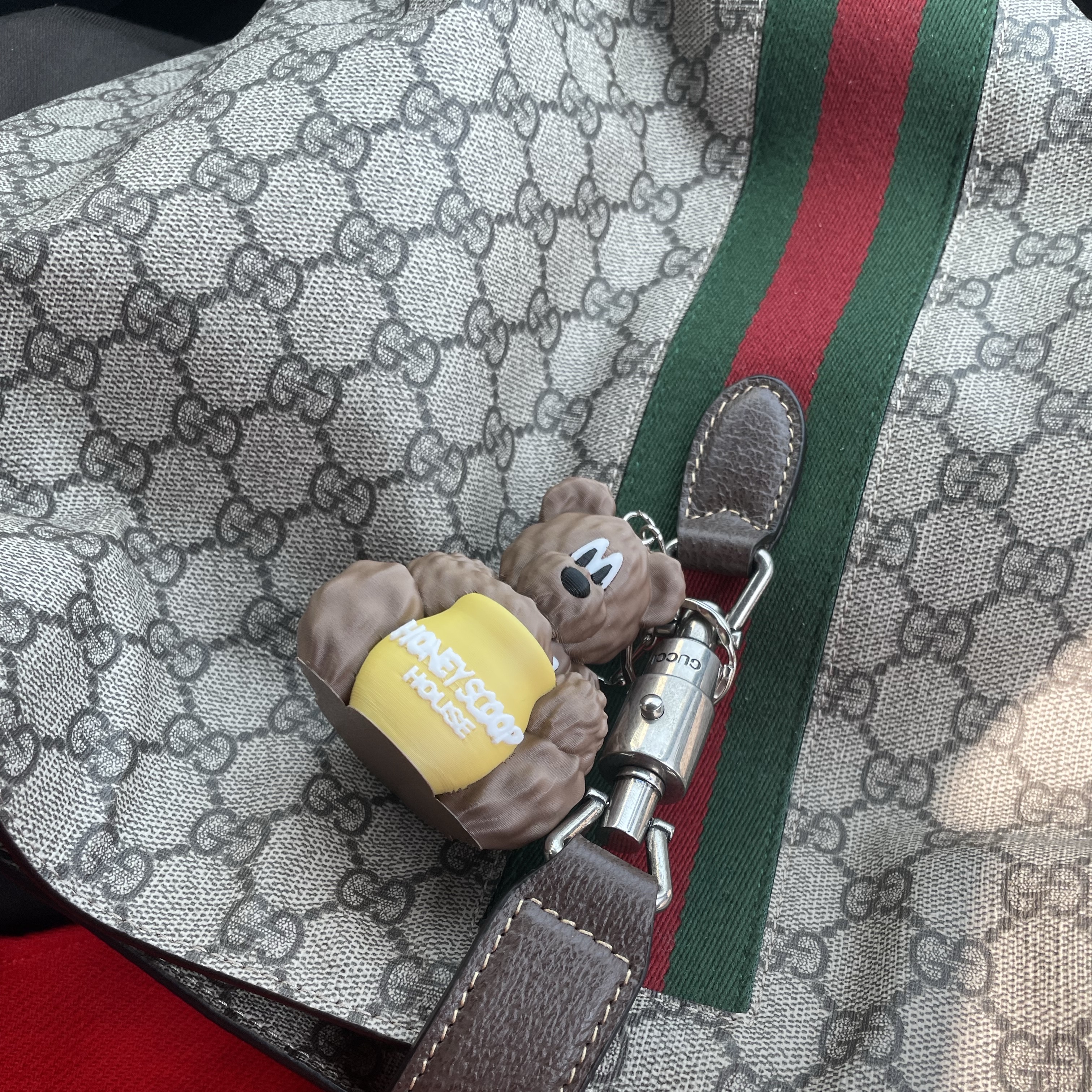 Gucci Jackie 1961 Medium Shoulder Bag Beige Ebony Supreme 착용 스타일
