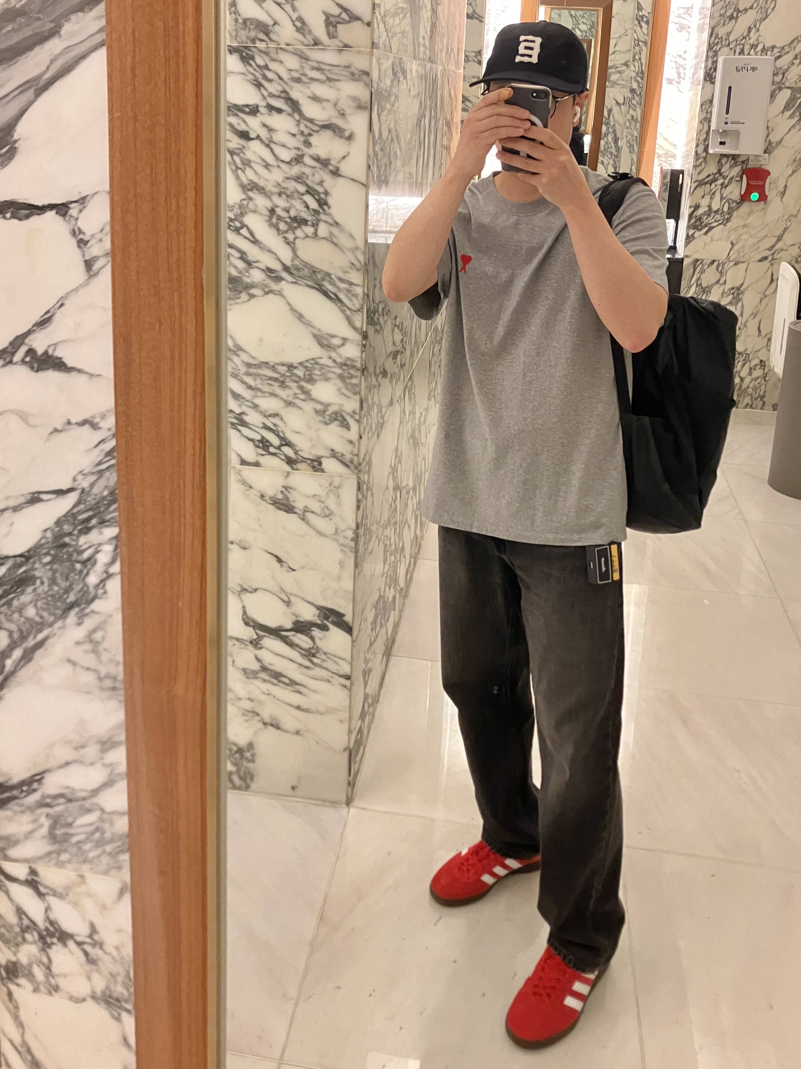 Adidas Spezial Handball Scarlet Cloud White, AMI de Coeur T-Shirt Heather Grey - 22SS 착용 스타일