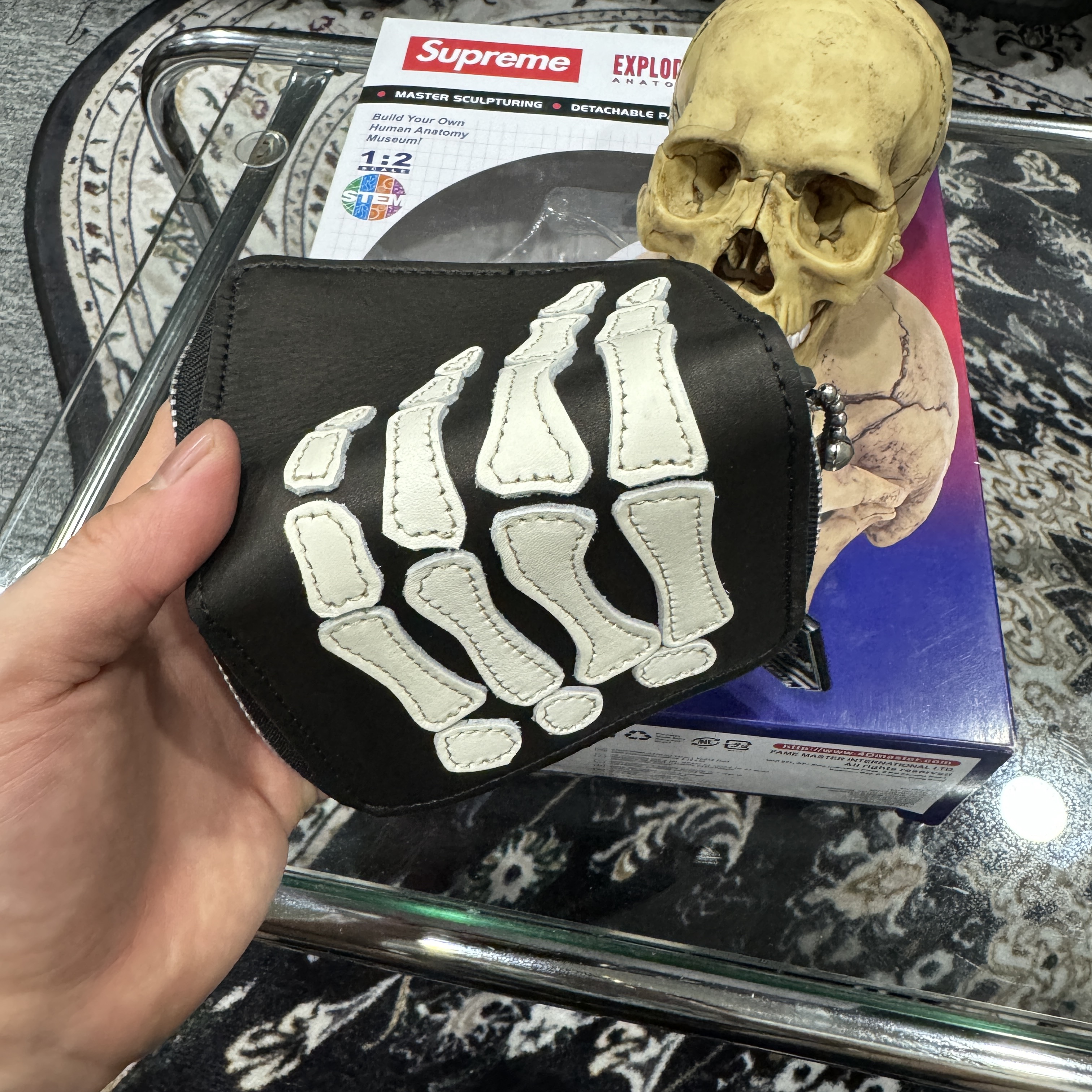 Kapital Thumbs Up Bone Hand Zip Mini Wallet Black 착용 스타일 - 4