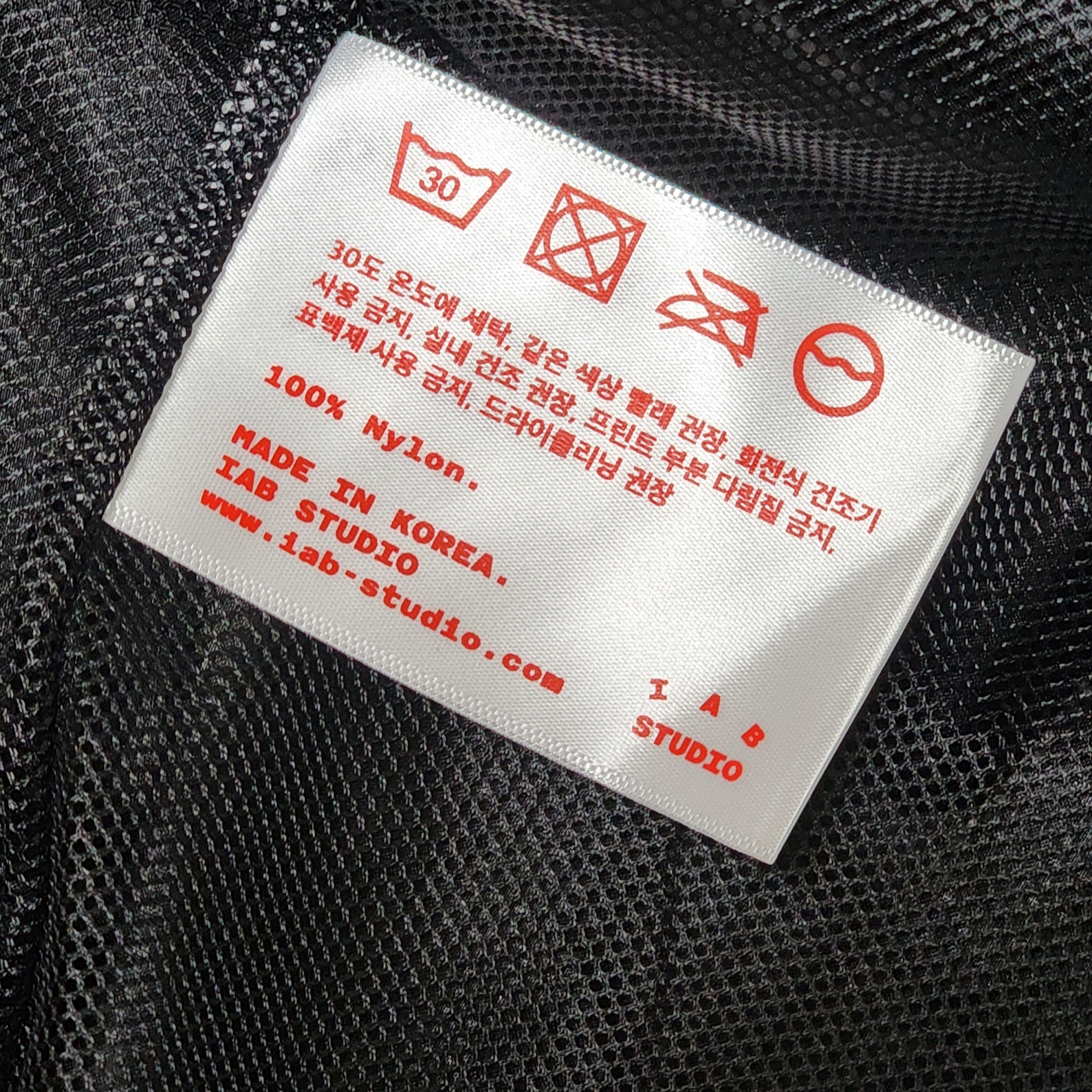 IAB Studio Ripstop Wind Jacket Black 착용 스타일 - 4