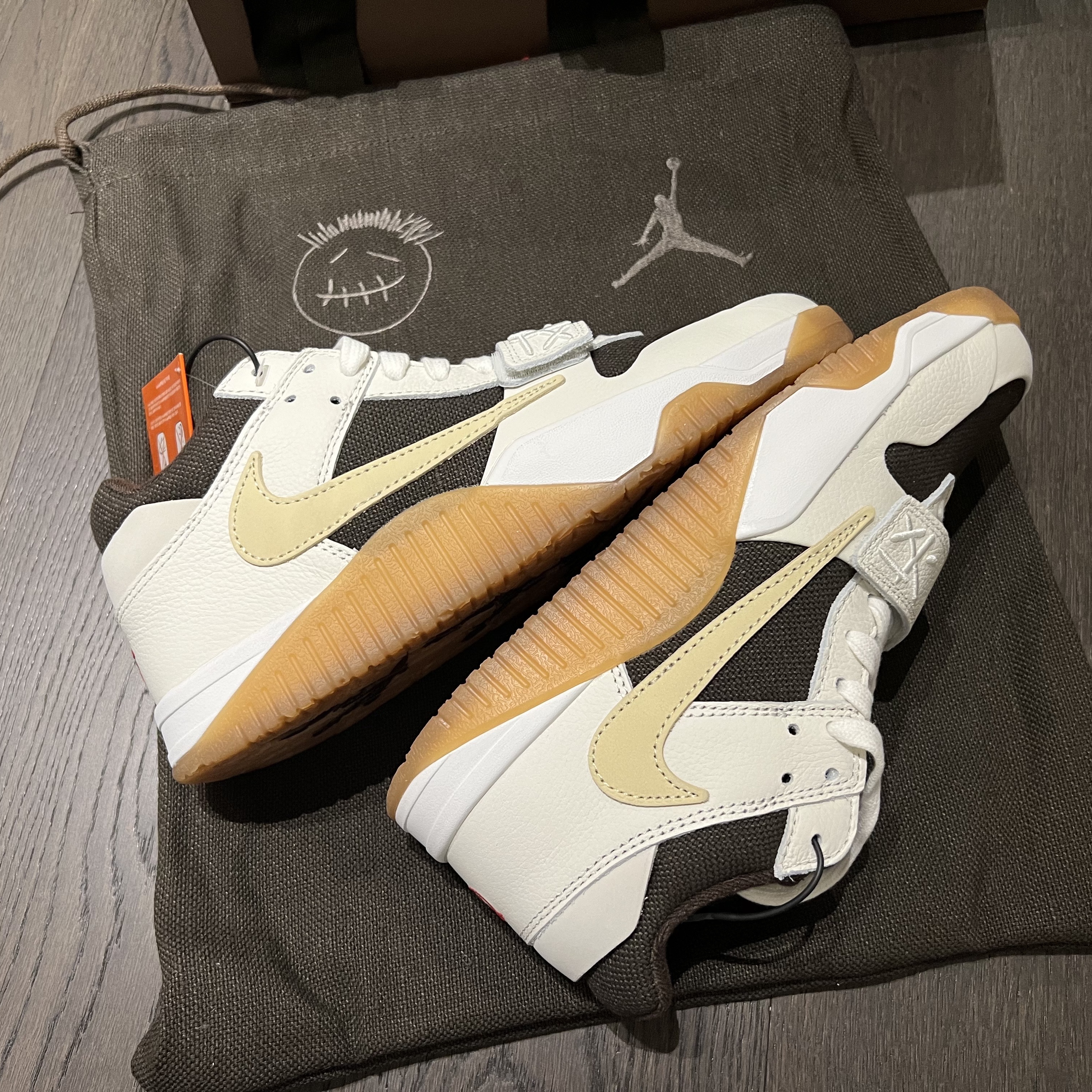 Jordan x Travis Scott Jumpman Jack TR Sail and Dark Mocha 착용 스타일 - 1