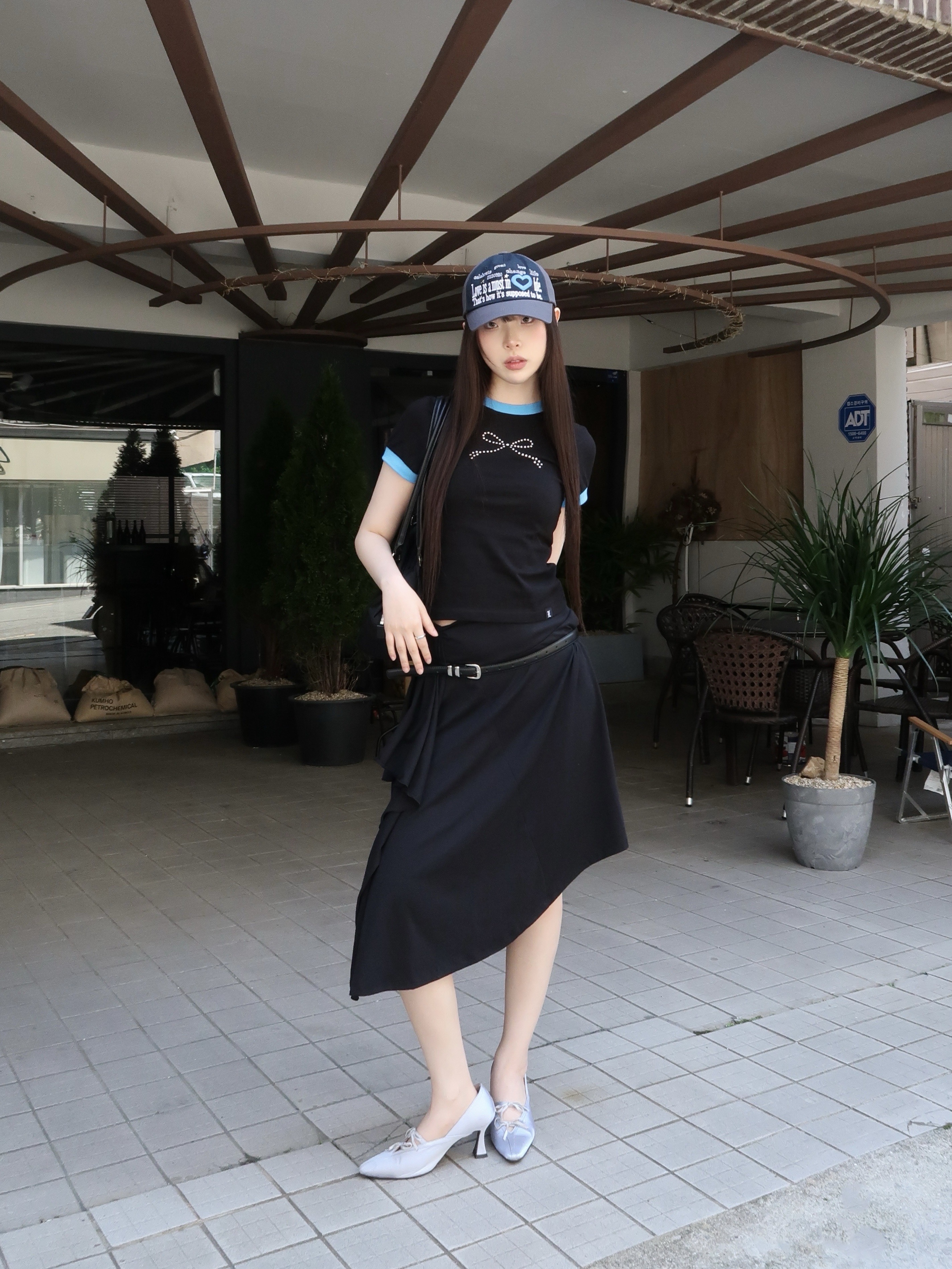 Matin Kim Sporty Tote Bag Black 착용 스타일 - 1
