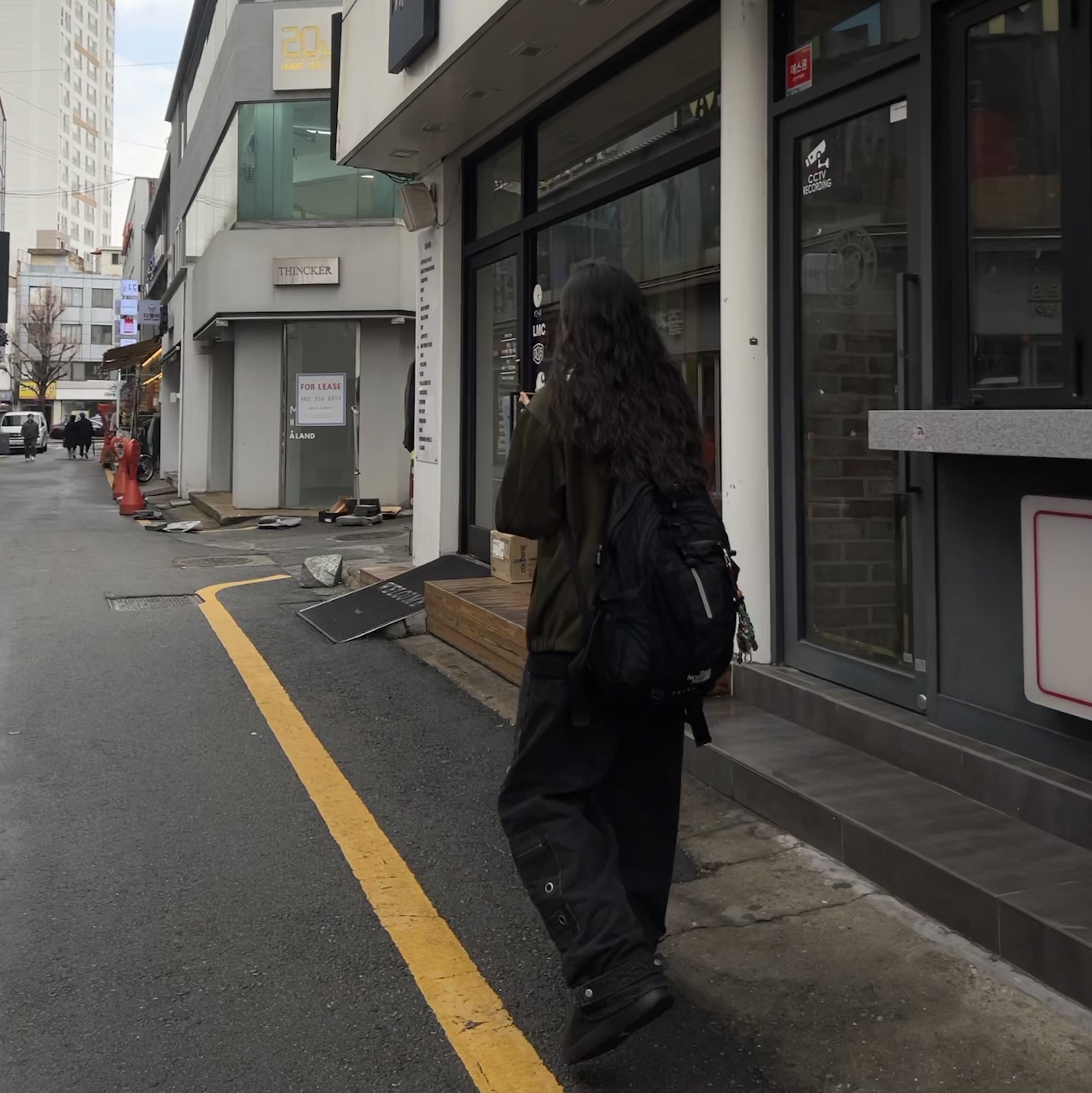 Project G/R Oversized Convertible Cargo Pants Coated Black, Project G/R Distressed Layer Zip Hoodie Faded Black 착용 스타일 - 3