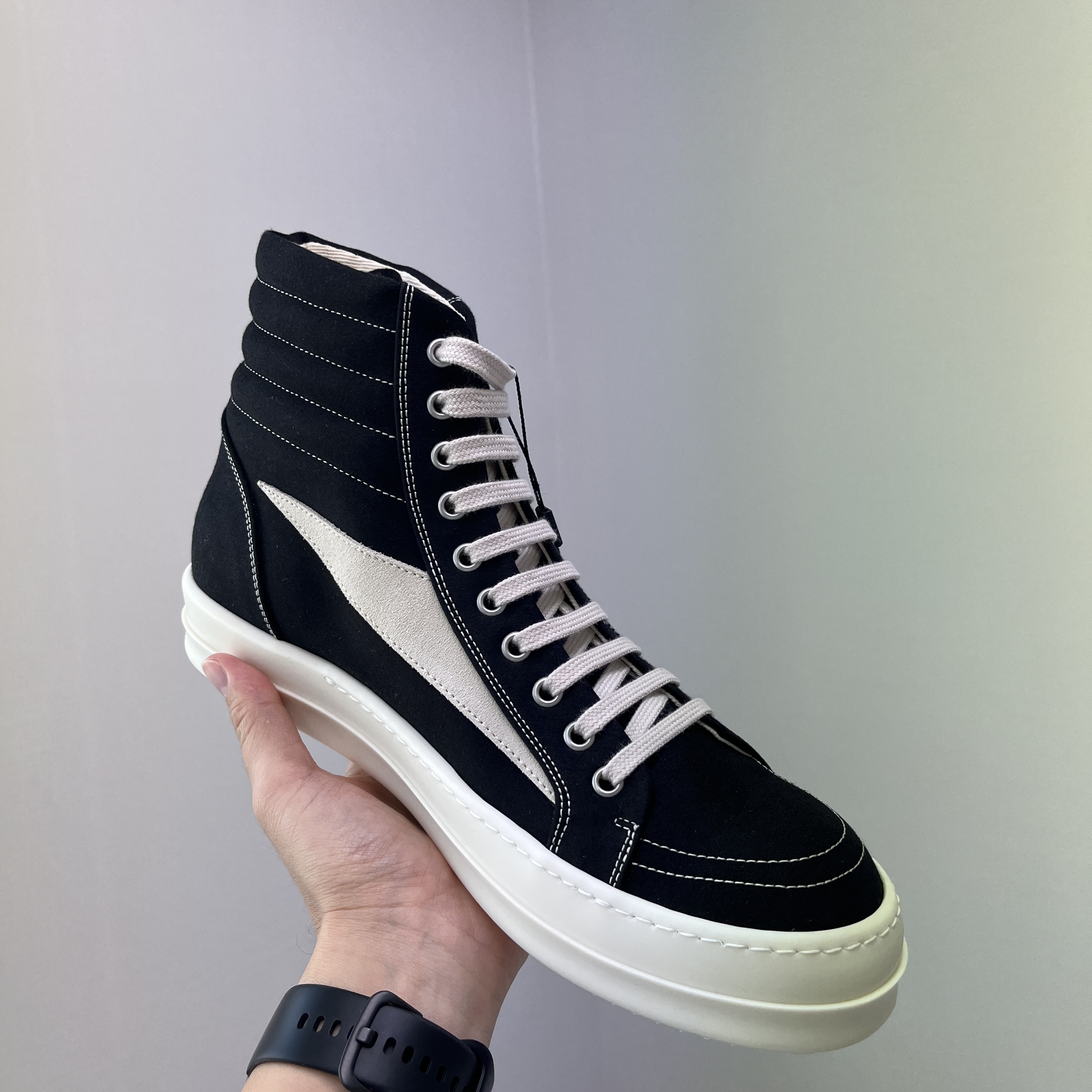 Rick Owens Lido Dark Shadow Vintage High Sneakers Black Milk 착용 스타일 - 1
