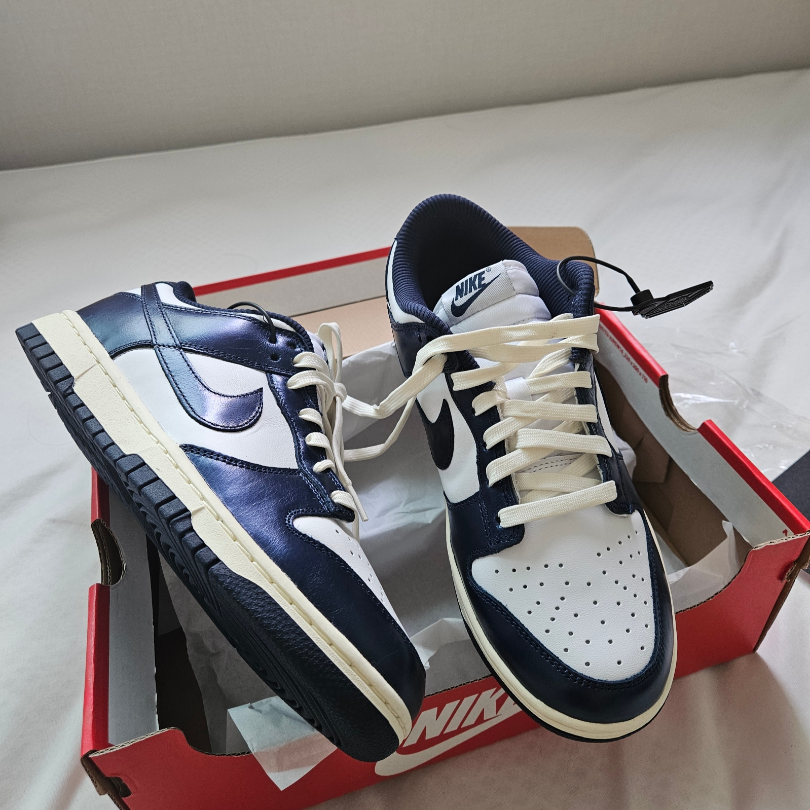 (W) Nike Dunk Low PRM Midnight Navy and White 착용 스타일 - 4