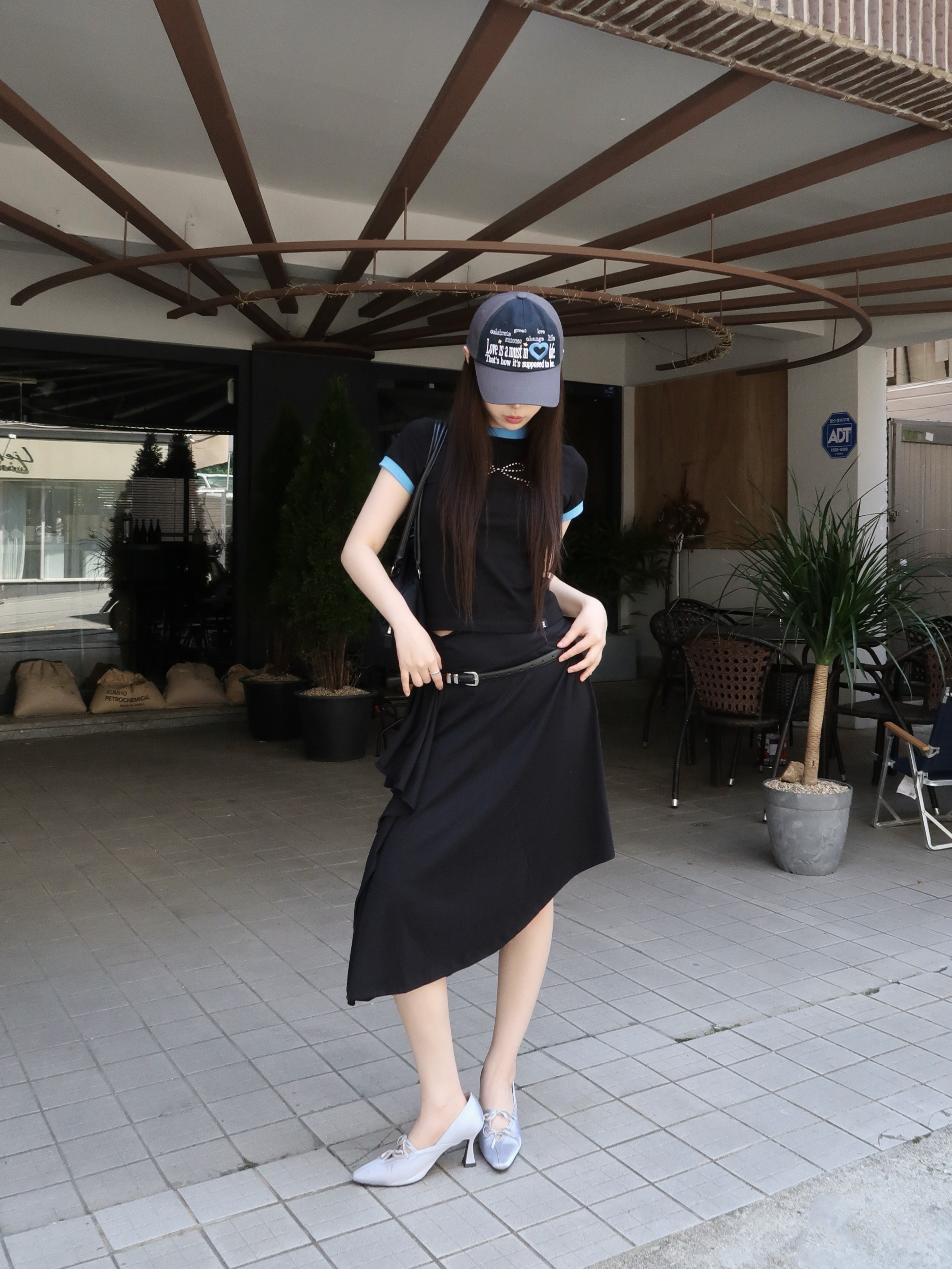 Matin Kim Sporty Tote Bag Black 착용 스타일 - 4