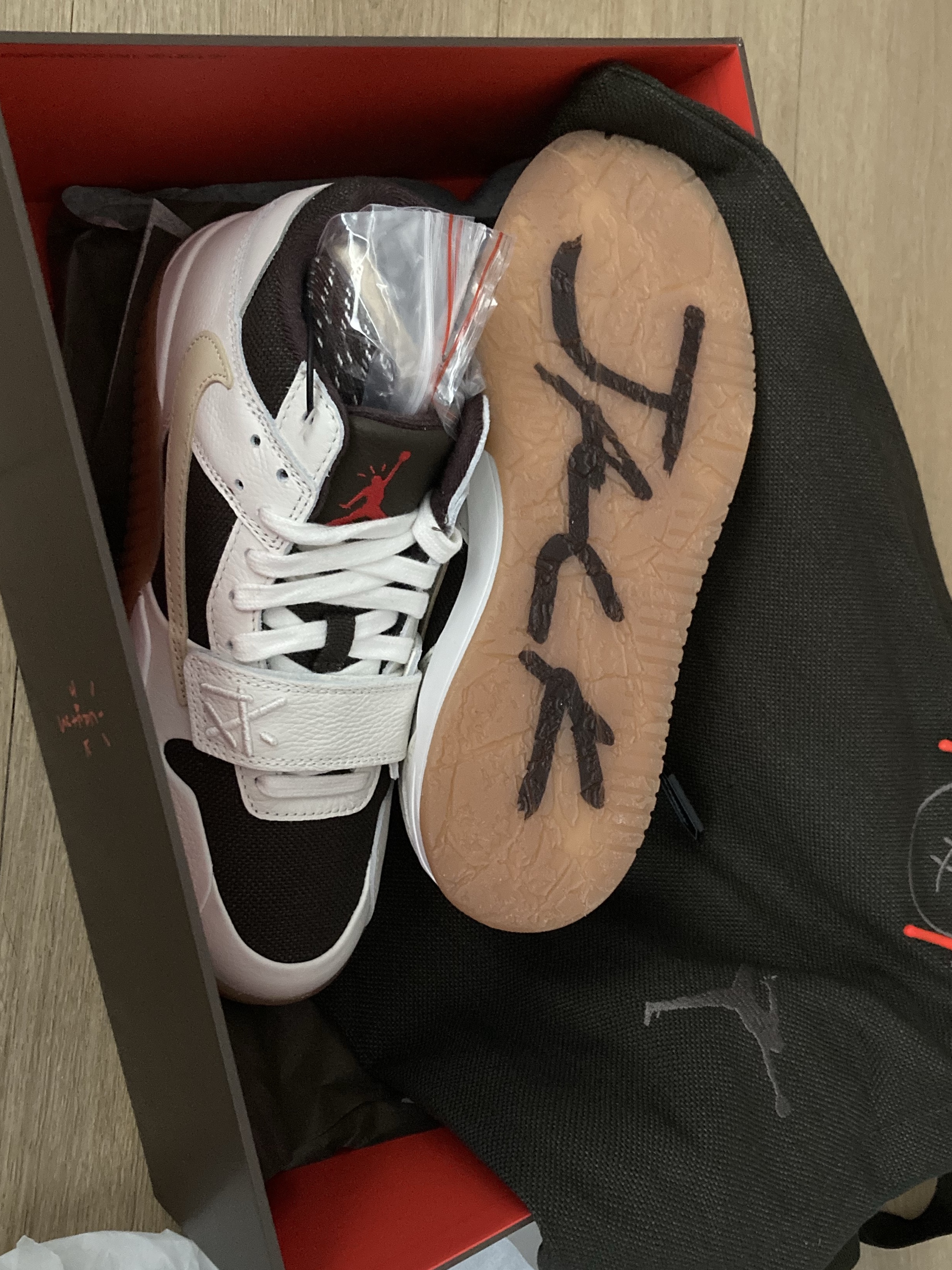 Jordan x Travis Scott Jumpman Jack TR Sail and Dark Mocha, Prada Re-Nylon Bucket Hat Black 착용 스타일 - 3
