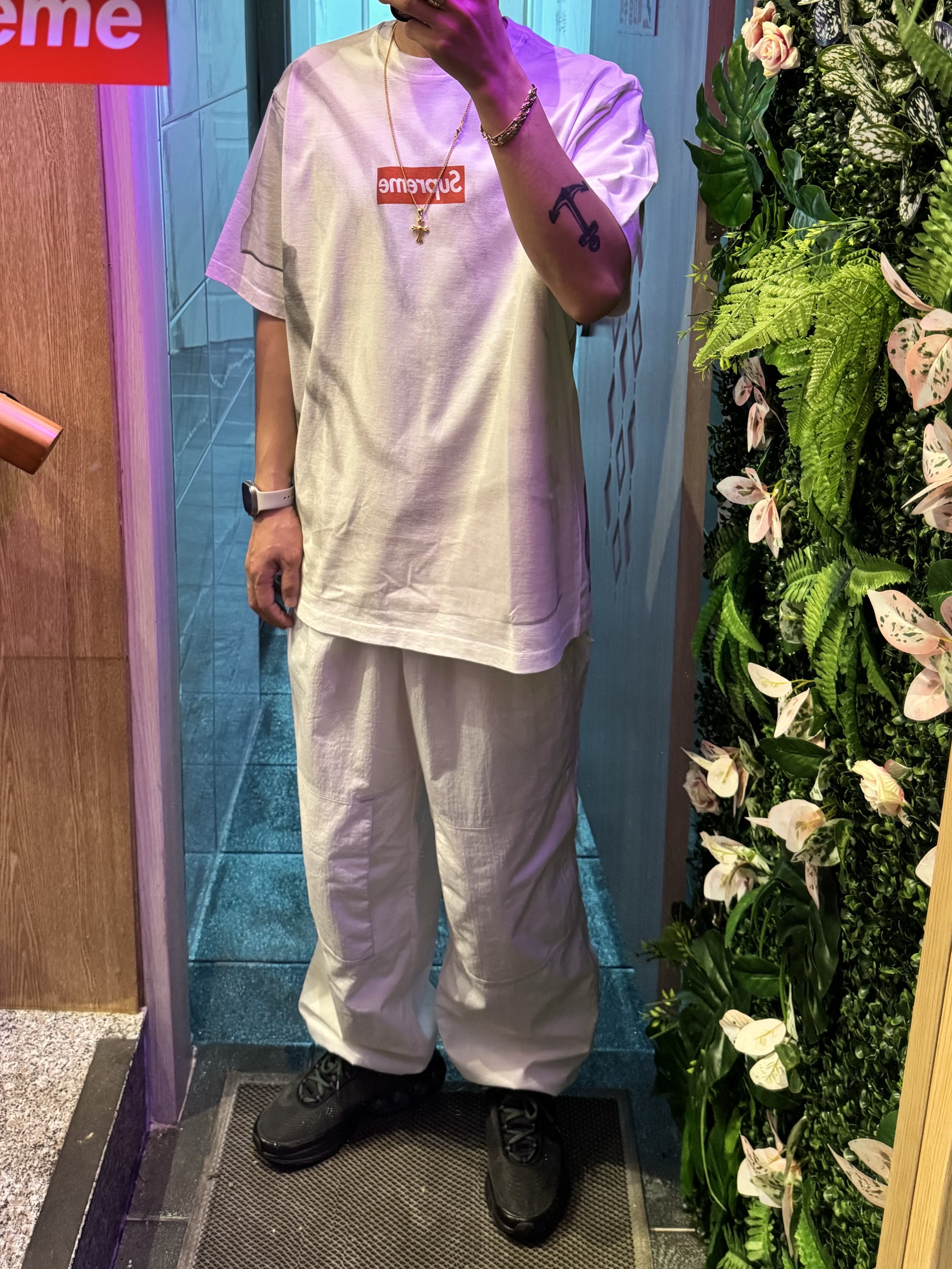 Supreme x MM6 Maison Margiela Box Logo T-Shirt White - 24SS, Supreme x Nike Ripstop Track Pants White - 24SS 착용 스타일 - 1