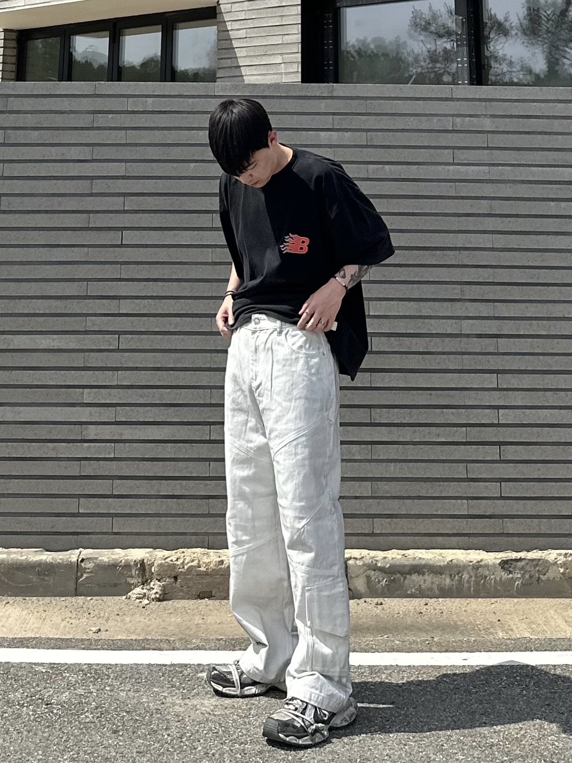 Balenciaga 3XL Sneakers Grey White Red 착용 스타일 - 1