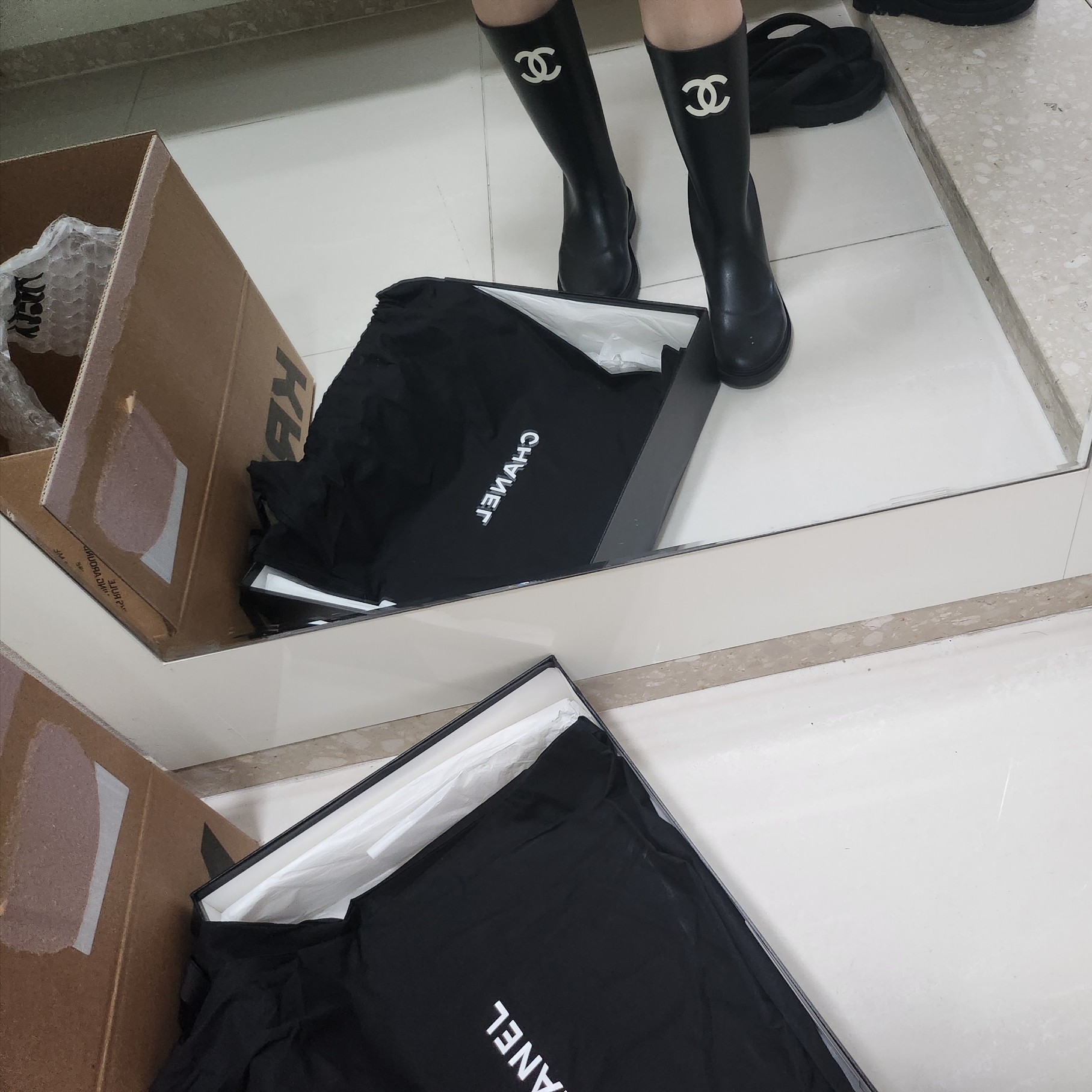 (W) Chanel Boots Caoutchouc & Black 착용 스타일 - 1