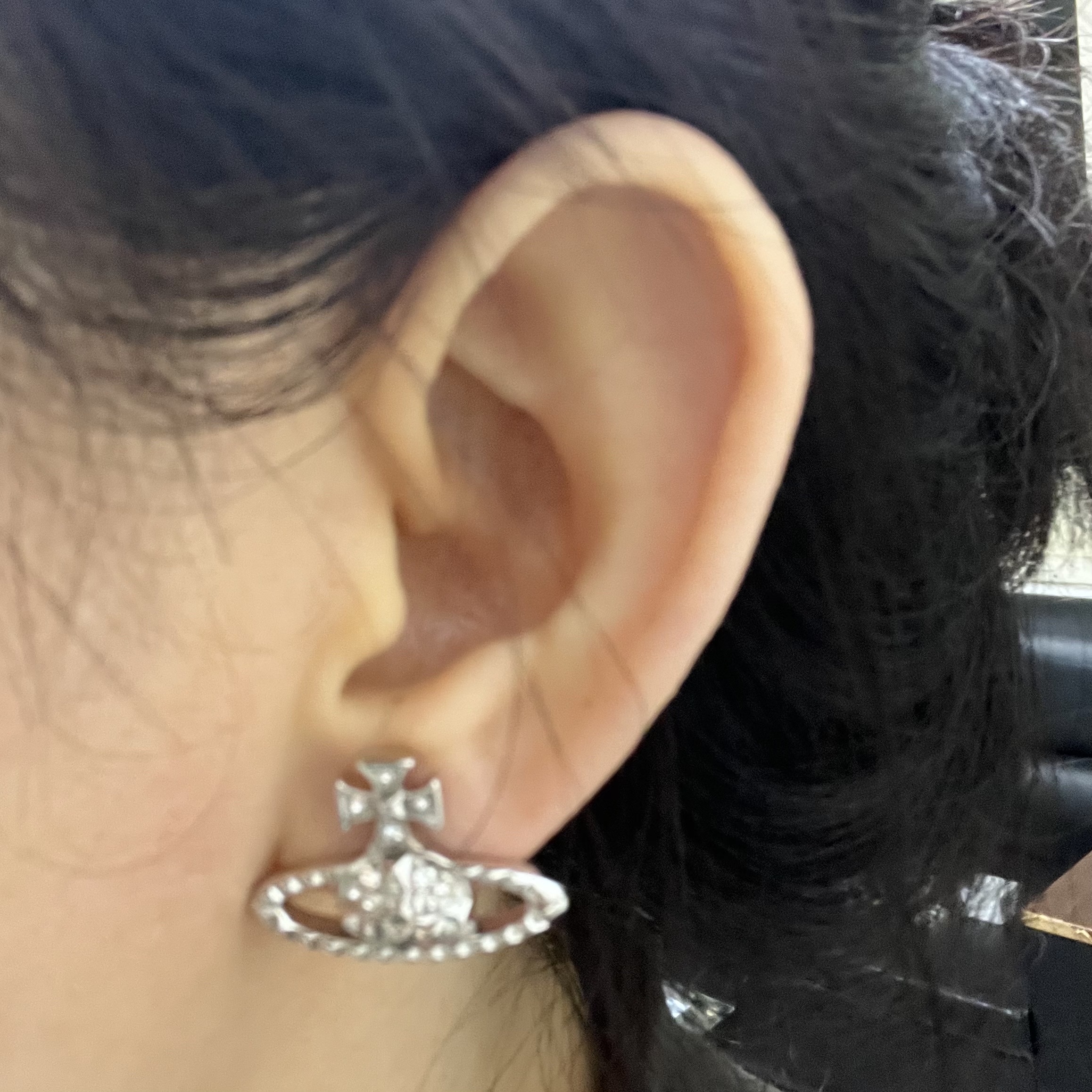 (W) Vivienne Westwood Mayfair Bas Relief Earrings Silver 착용 스타일 - 2