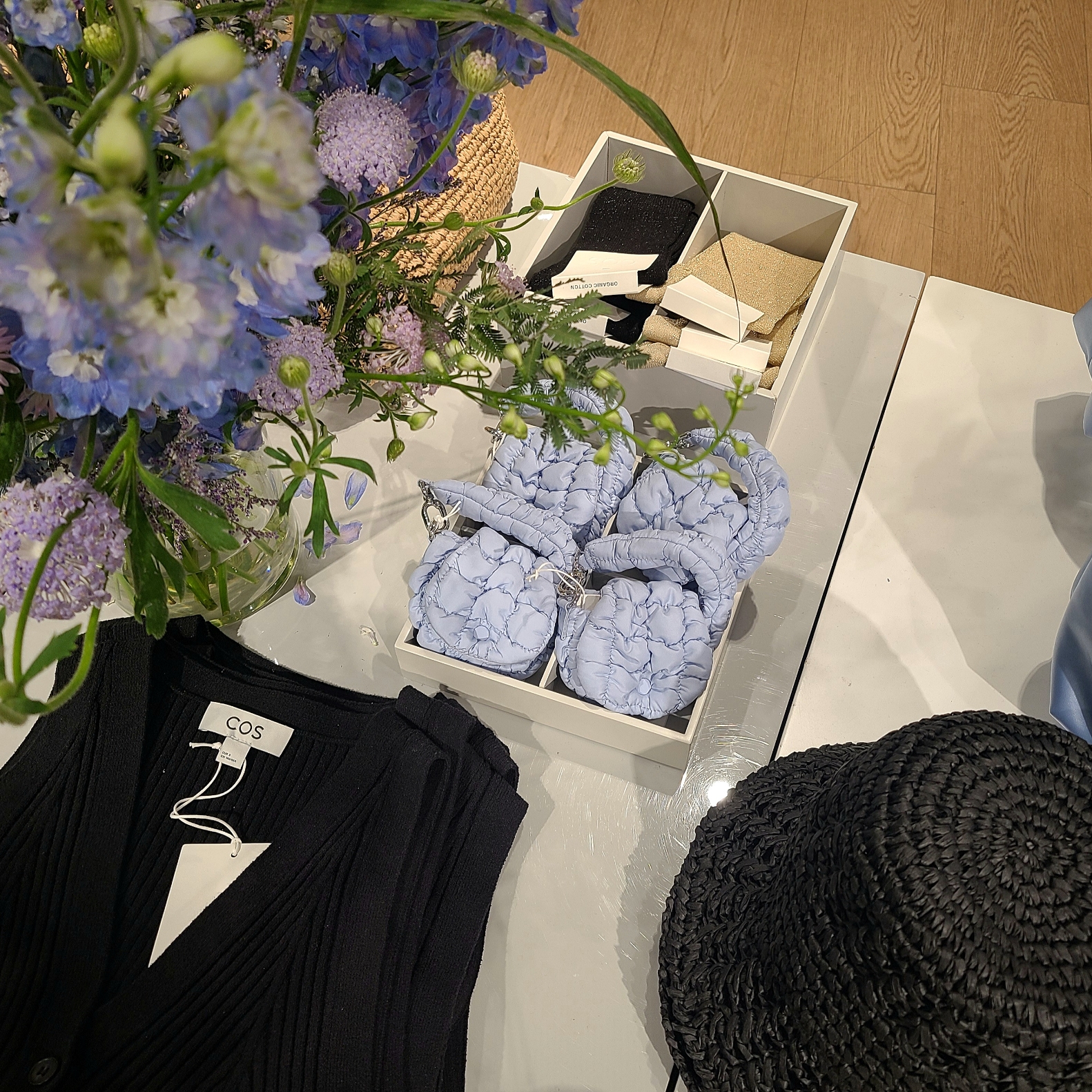 COS Quilted Nano Bag Light Blue, (W) COS  Knitted Bucket Hat Black 착용 스타일