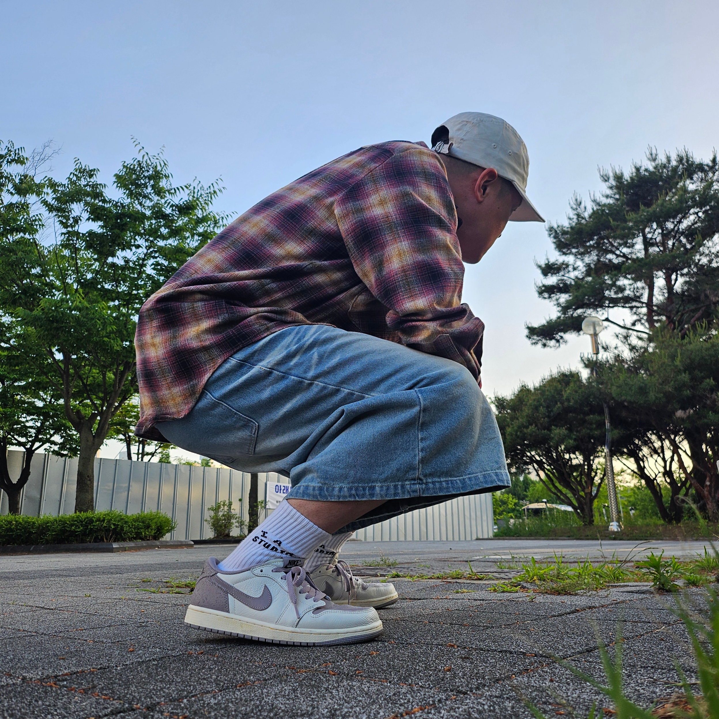 Supreme x MM6 Maison Margiela Painted Camp Cap White - 24SS, Jordan 1 Retro Low OG Atmosphere Grey 착용 스타일 - 1