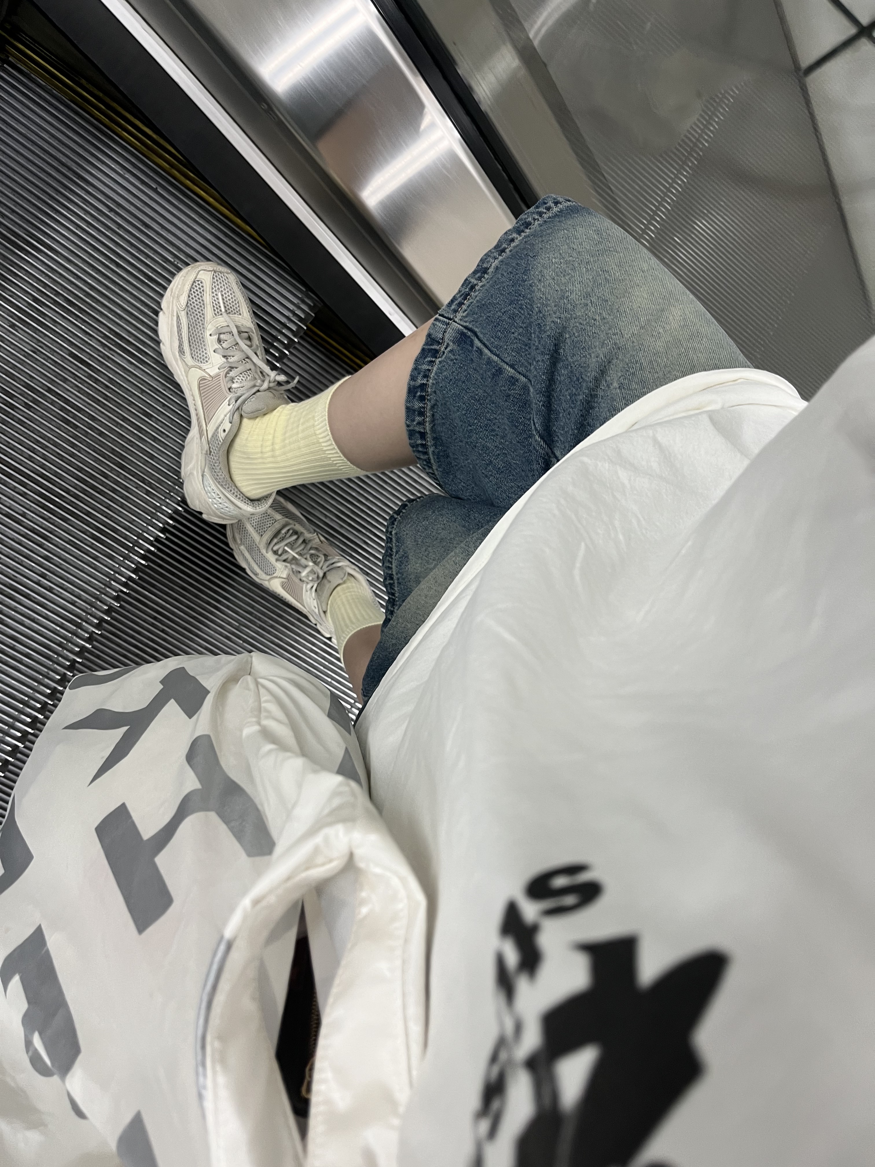 Stussy Surfwalk Pigment Dyed T-Shirt Natural, Stussy Surfwalk Pigment Dyed T-Shirt Black 착용 스타일 - 2