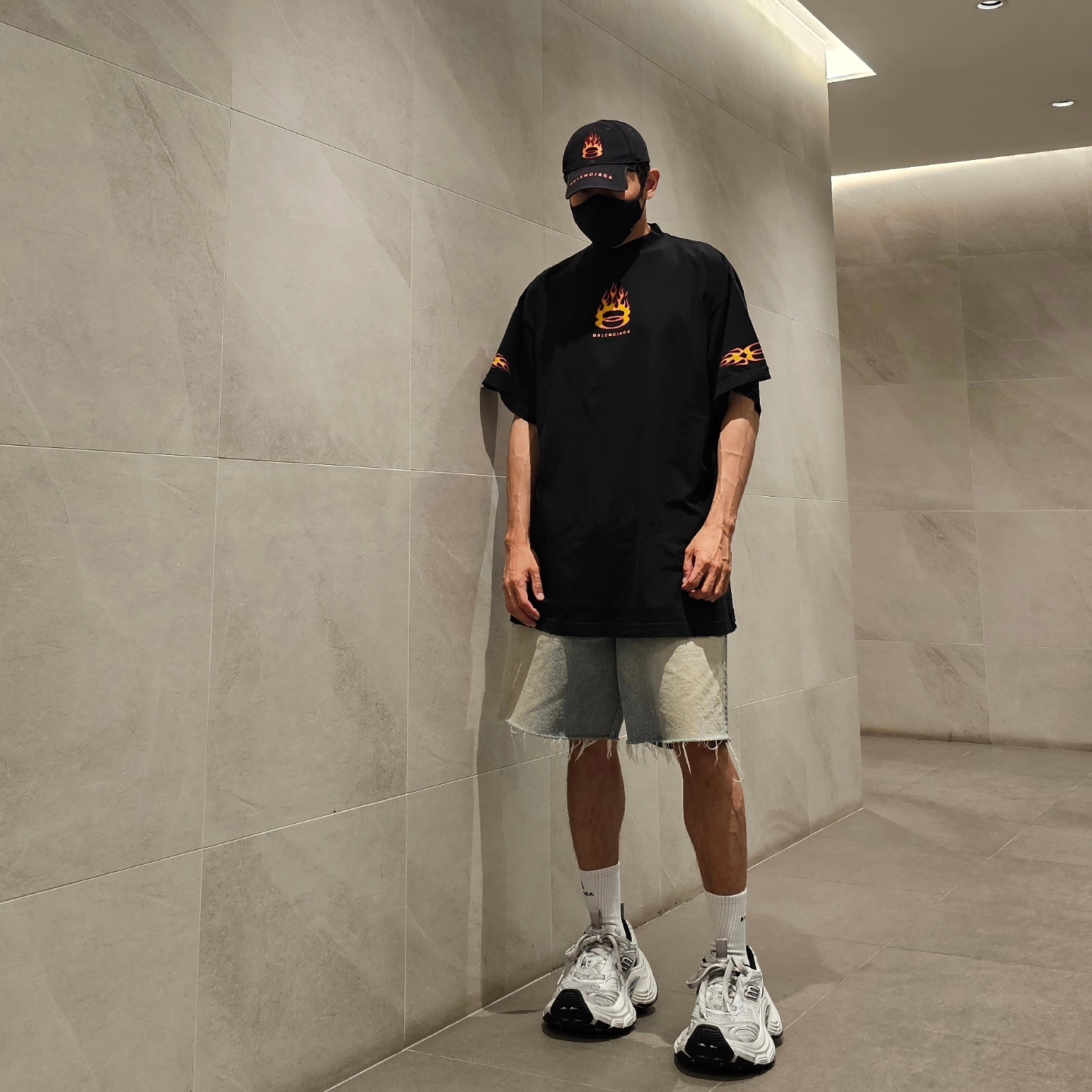 Balenciaga 10XL Sneakers White Grey Silver Black 착용 스타일 - 3