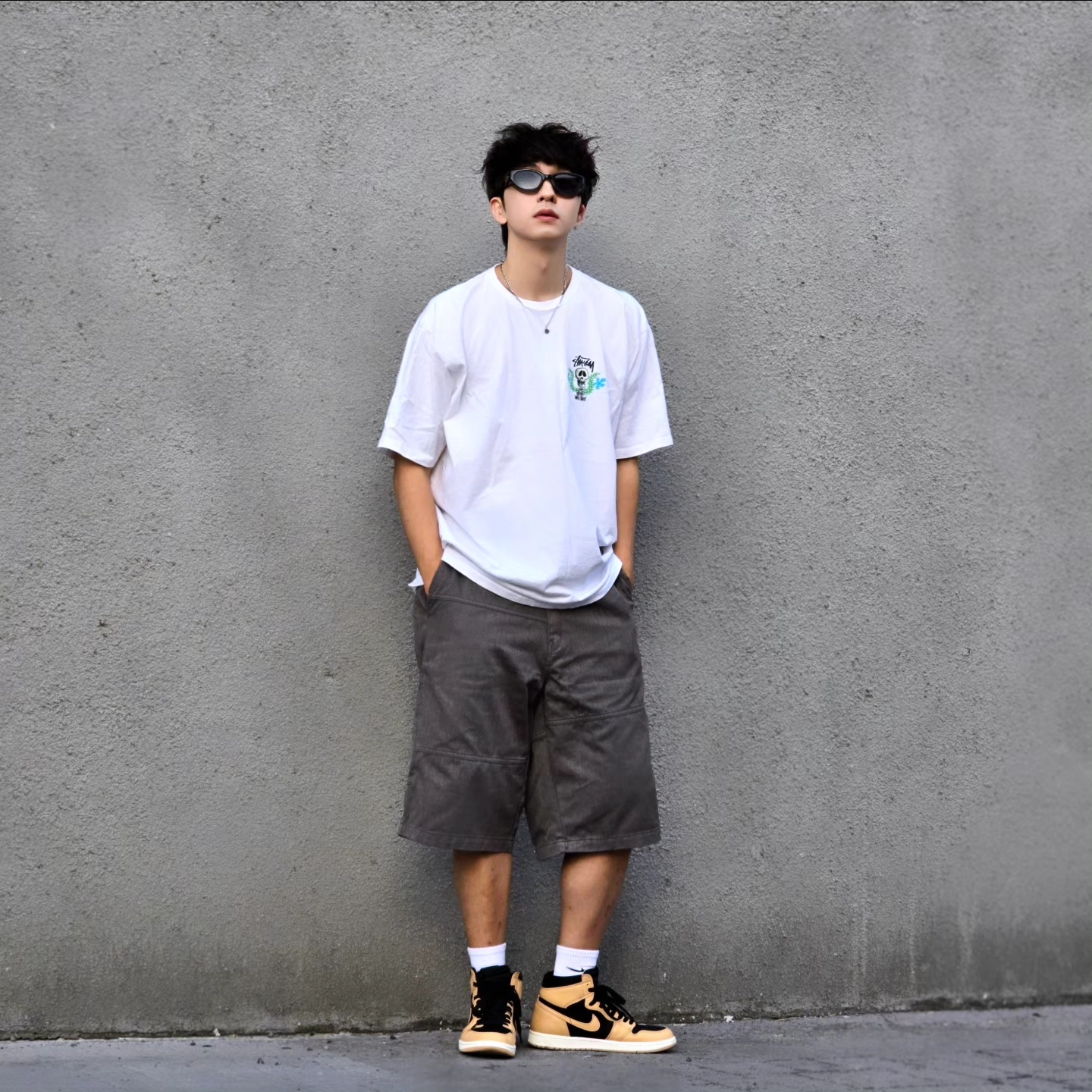 Stussy Skull Crest T-Shirt White, Jordan 1 Retro High OG Vachetta Tan 착용 스타일 - 5