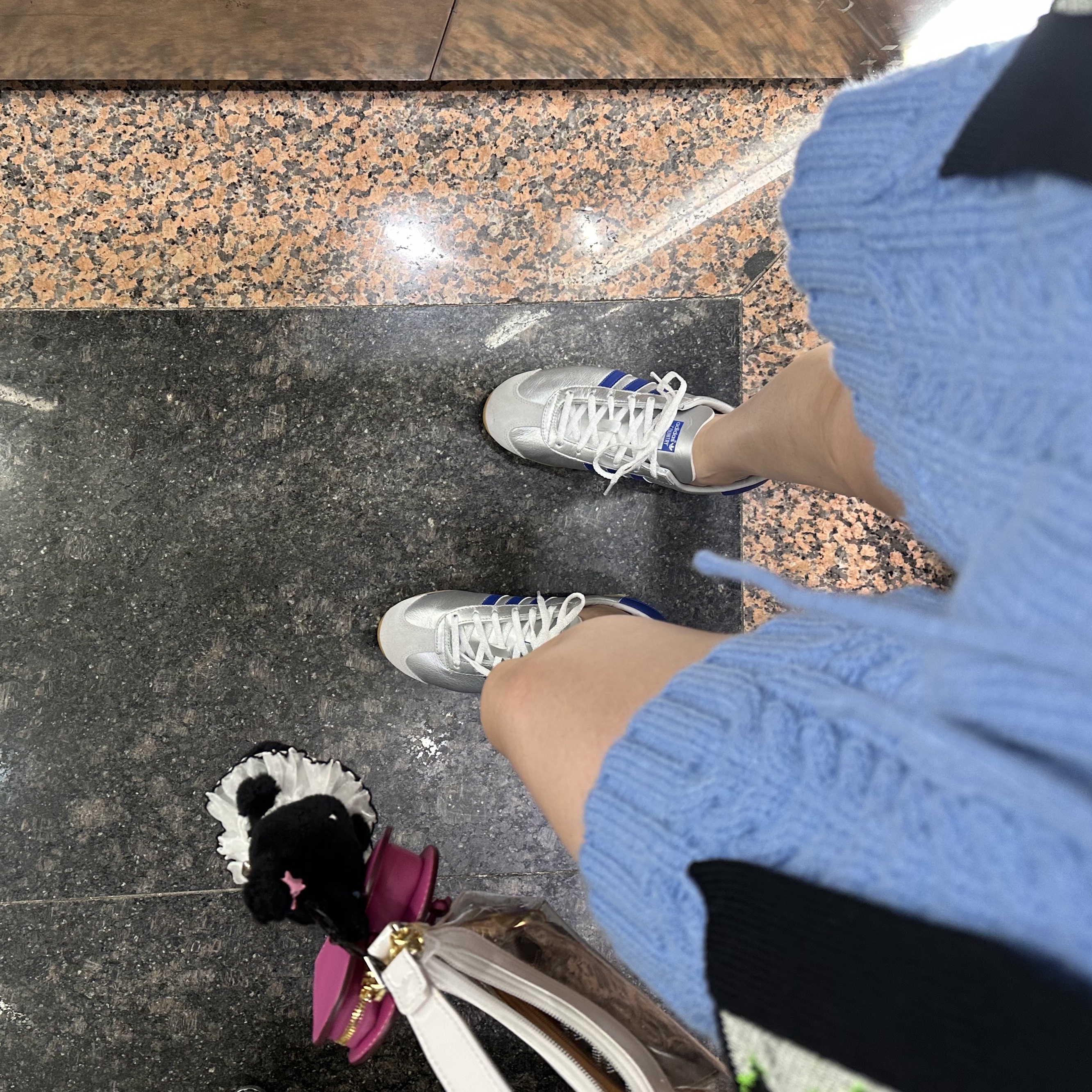 Adidas Country OG Matte Silver Bright Blue, Matin Kim Black Bunny Toy Keyring Black 착용 스타일